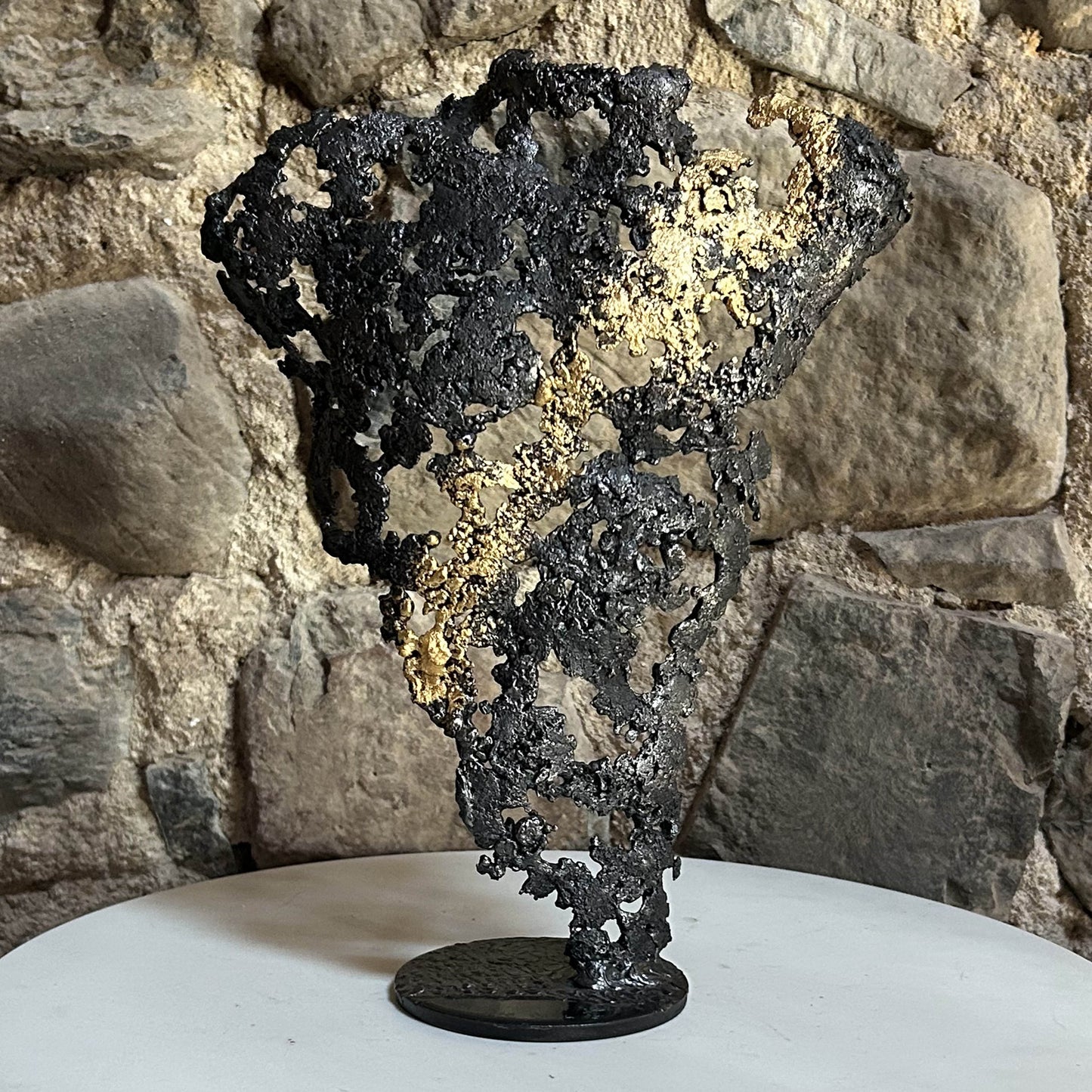 Sculpture acier ajouré et or 24 carats – œuvre de collection
