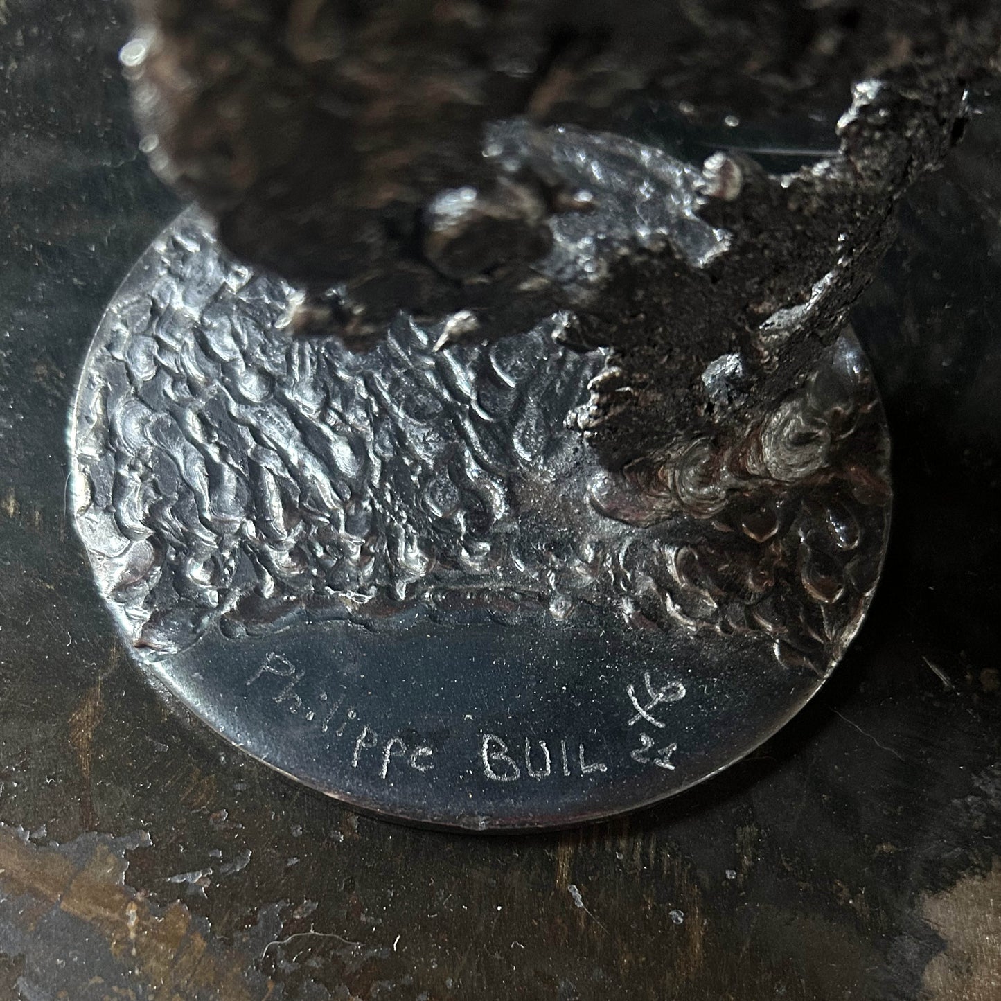 Signature artiste Sculpture acier ajouré et or 24 carats – œuvre de collection