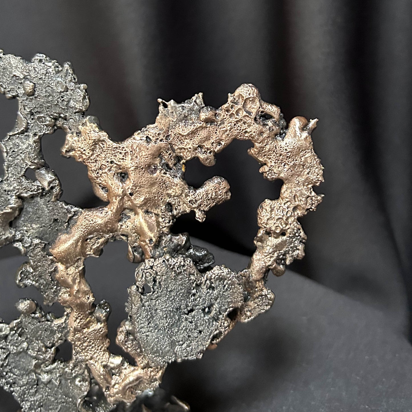 Sculpture de cœur en dentelle de métal noir et bronze par Philippe Buil, détail matière.