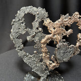 Sculpture de cœur en dentelle de métal noir et bronze par Philippe Buil, détail matière.