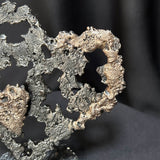 vue de la partie en bronze du coeur en dentelle de métal - Art contemporain