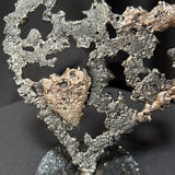 Coeur en fusion de bronze sur dentelle de métal ajourée de Philippe Buil, sculpteur français