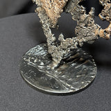 Signature de la sculpture de Philippe Buil représentant un coeur en dentelle de métal