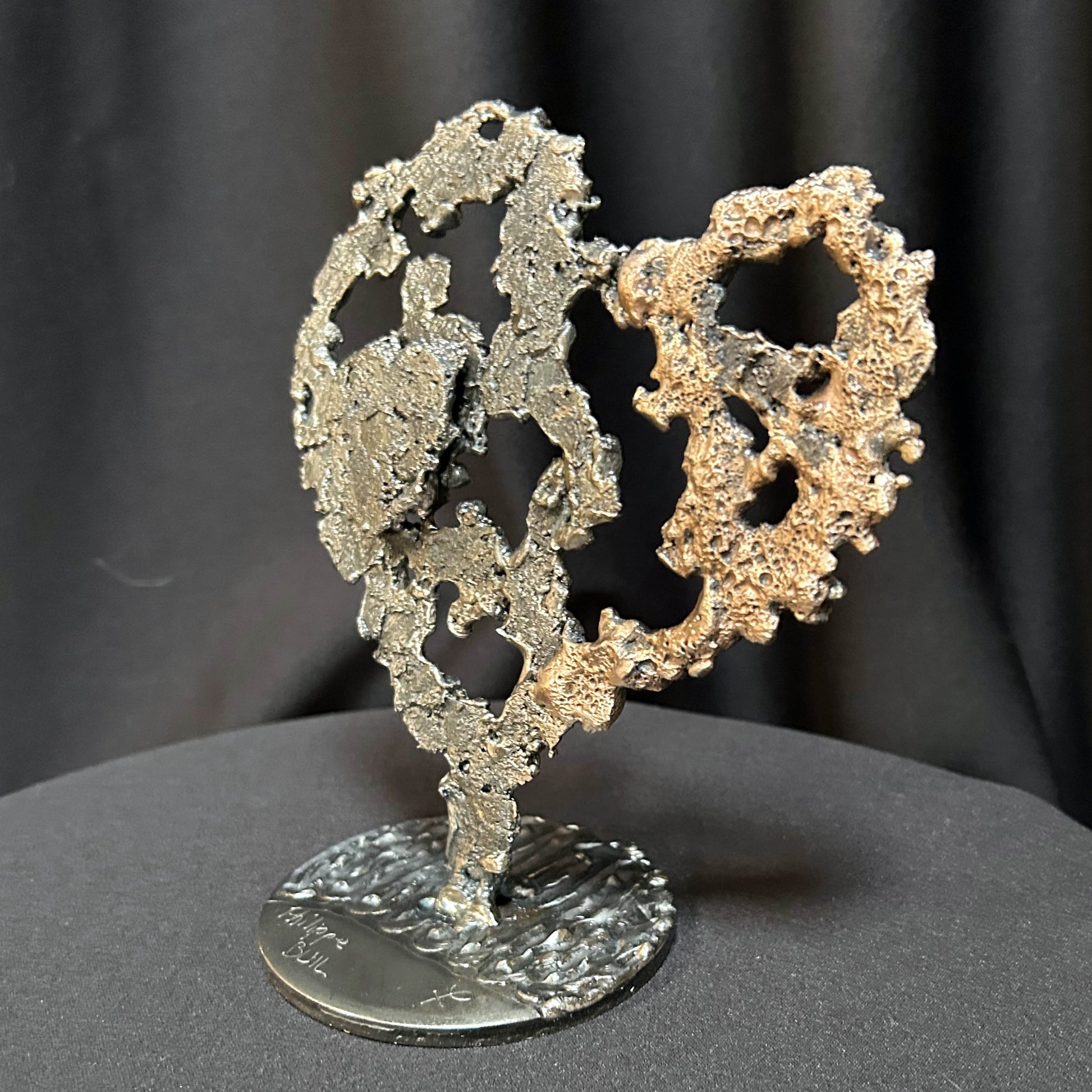 Sculpture cœur en dentelle de métal acier et bronze signée Philippe Buil avec petit cœur latéral en acier vue de profil