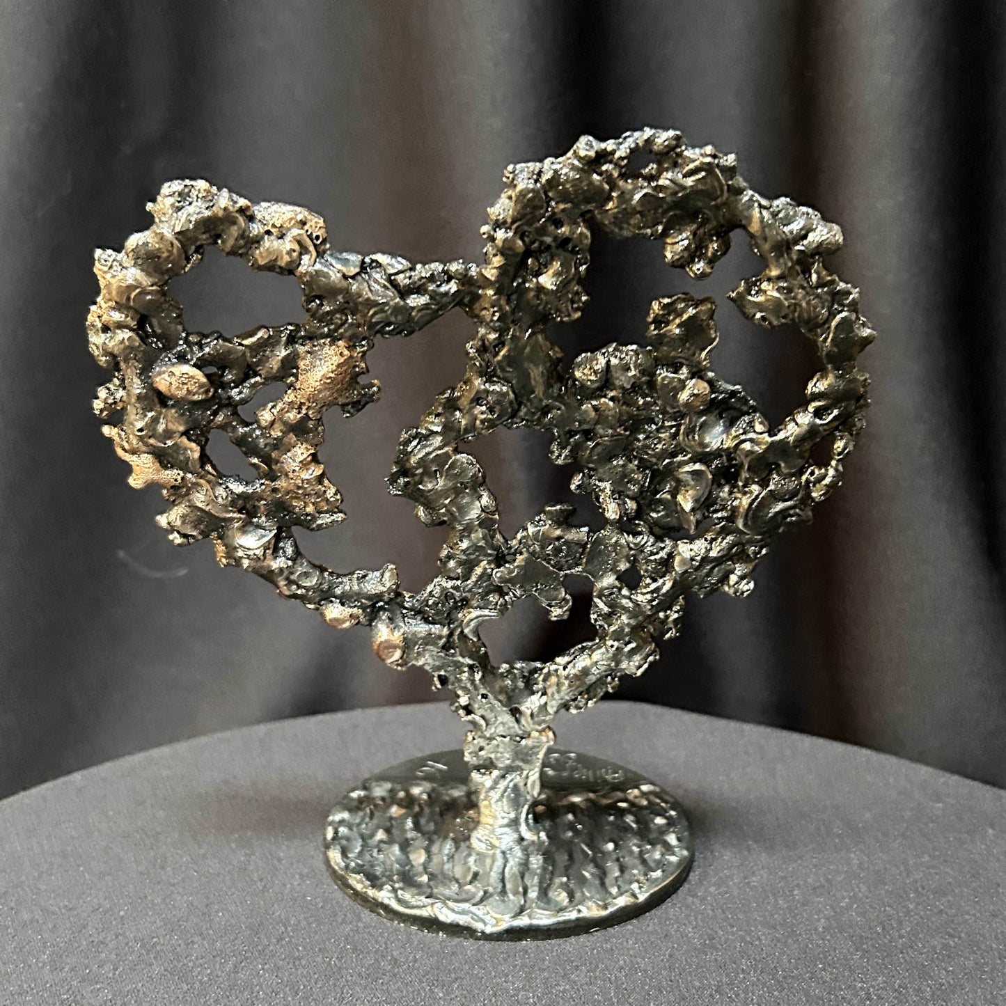 Sculpture en forme de cœur en dentelle de métal bronze et acier grise avec petit cœur en acier par Philippe Buil. vue arrière