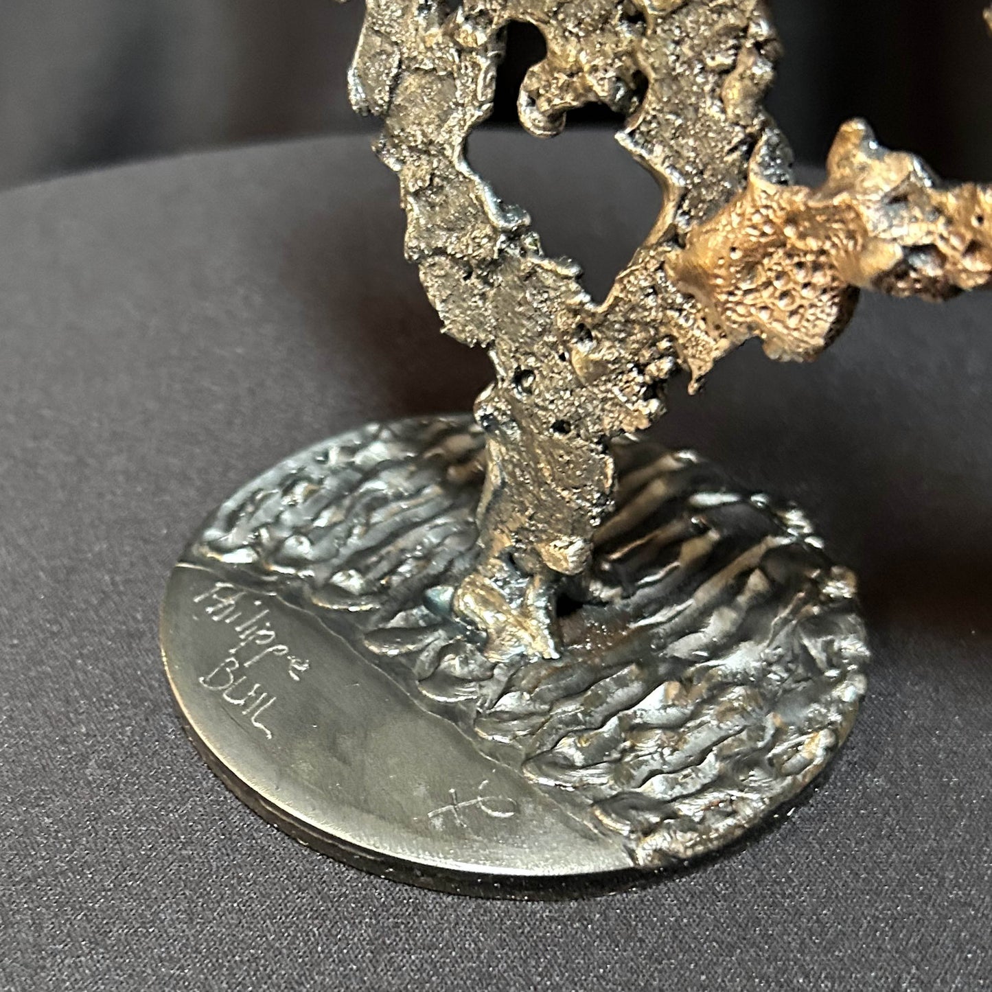 Signature gracée sur socle sculpture coeur en dentelle Philippe Buil