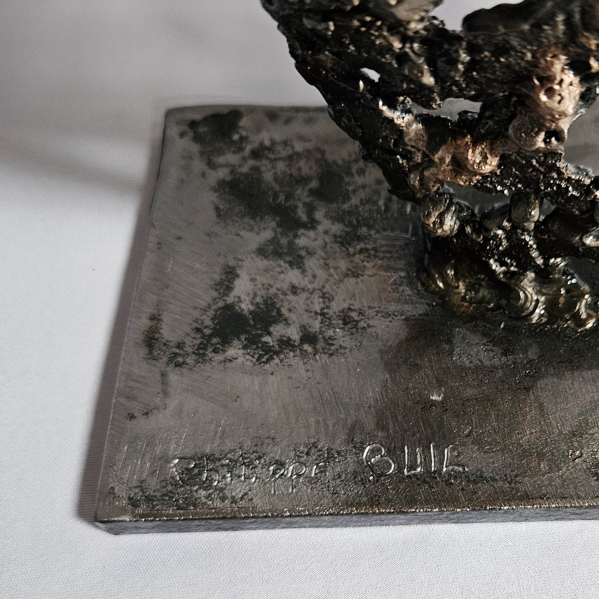 Détail sculpture femme en acier et bronze effet dentelle