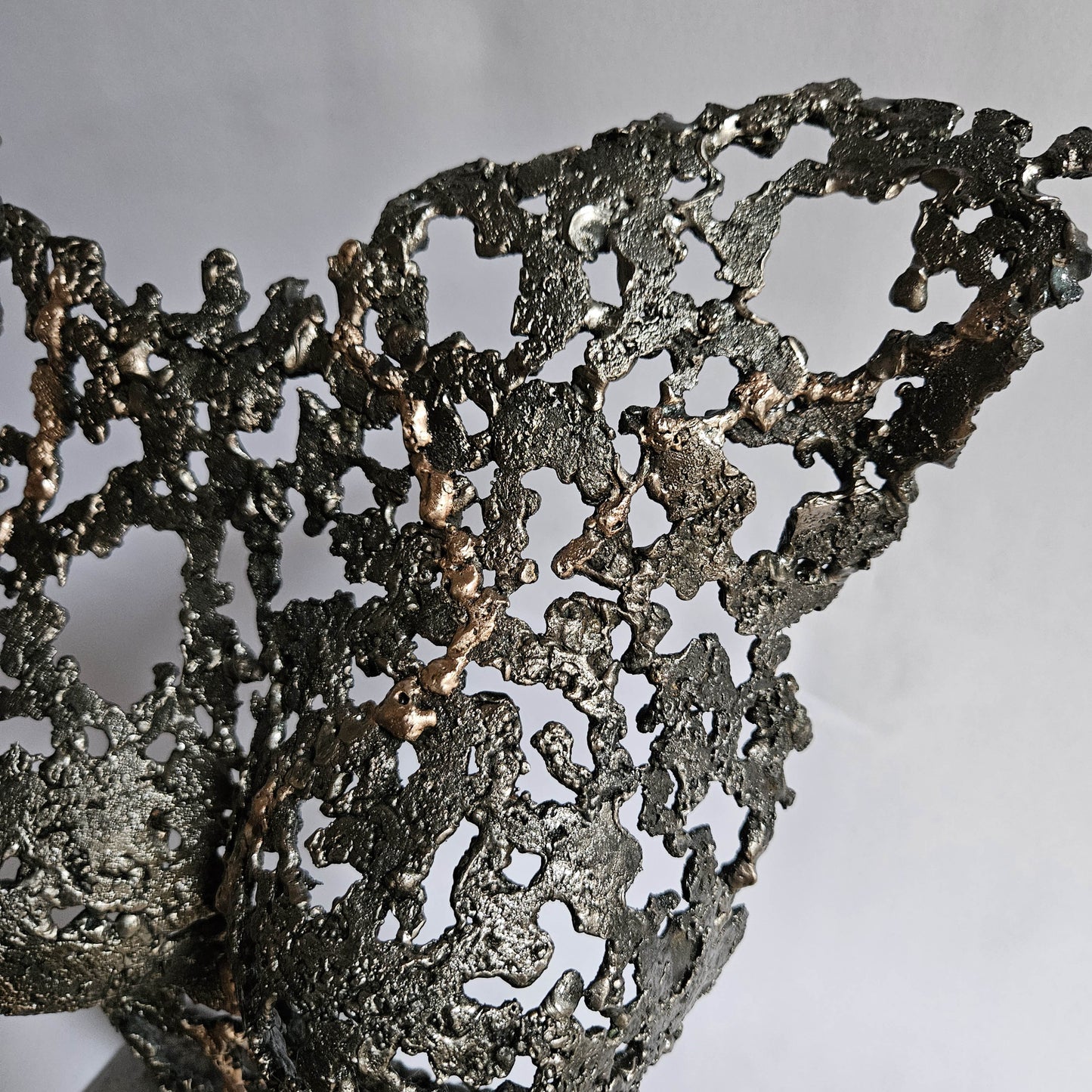 Détail sculpture femme en acier et bronze effet dentelle