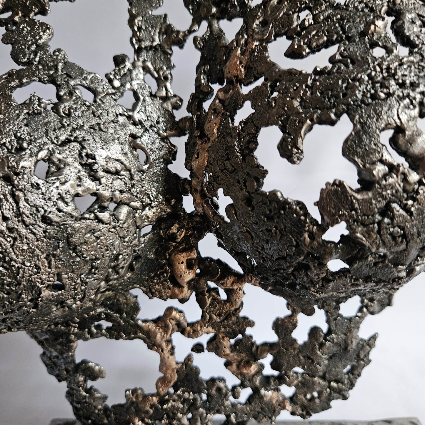 Détail sculpture femme en acier et bronze effet dentelle