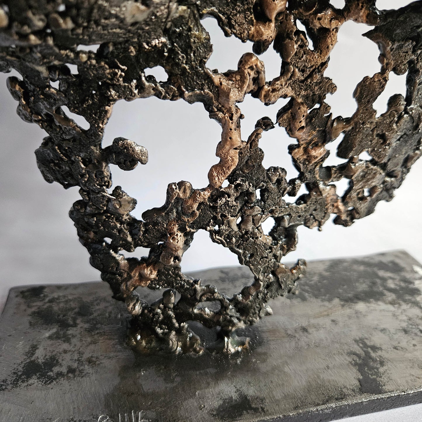 Détail sculpture femme en acier et bronze effet dentelle