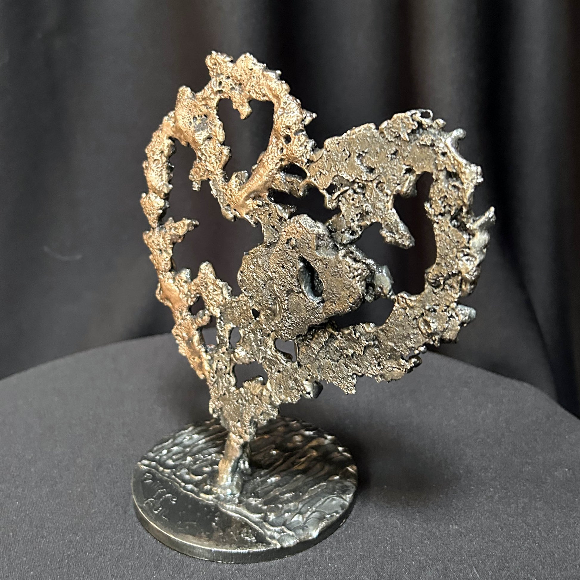 Sculpture coeur en acier et bronze de Philippe Buil vue de profil