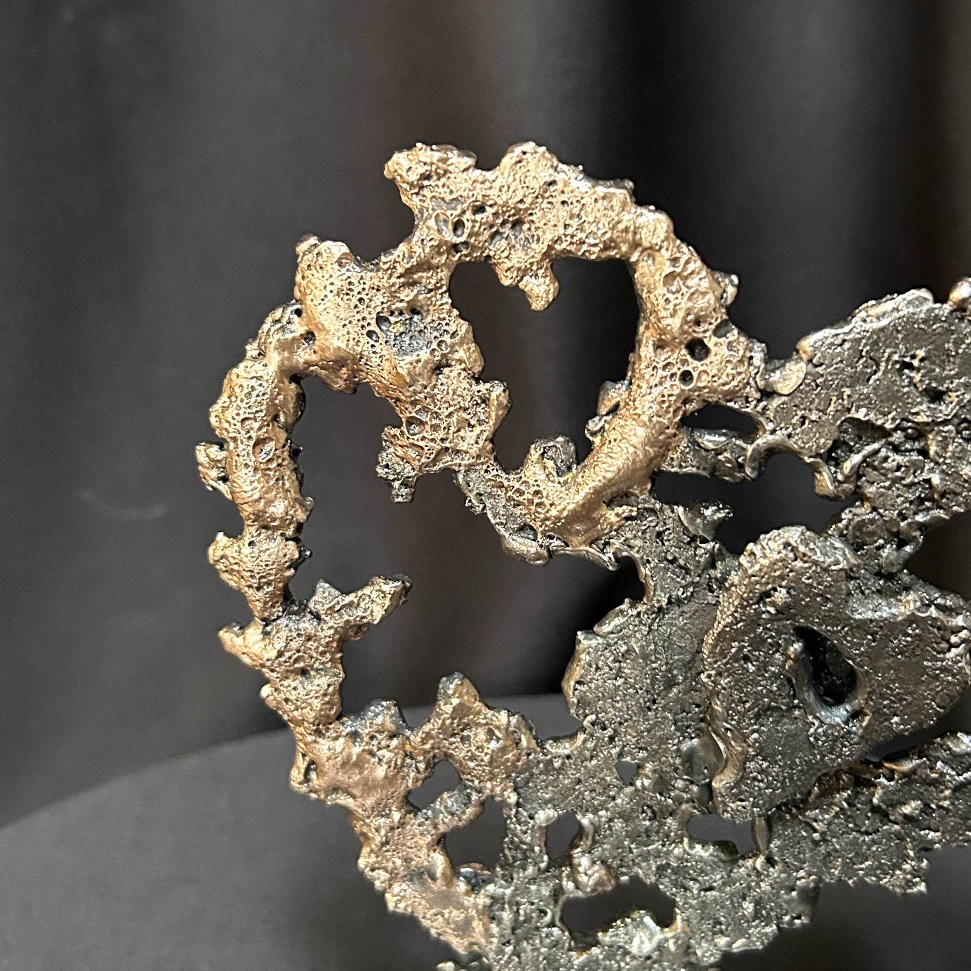 Partie en bronze du coeur sculpté par Philippe Buil en dentelle de métal