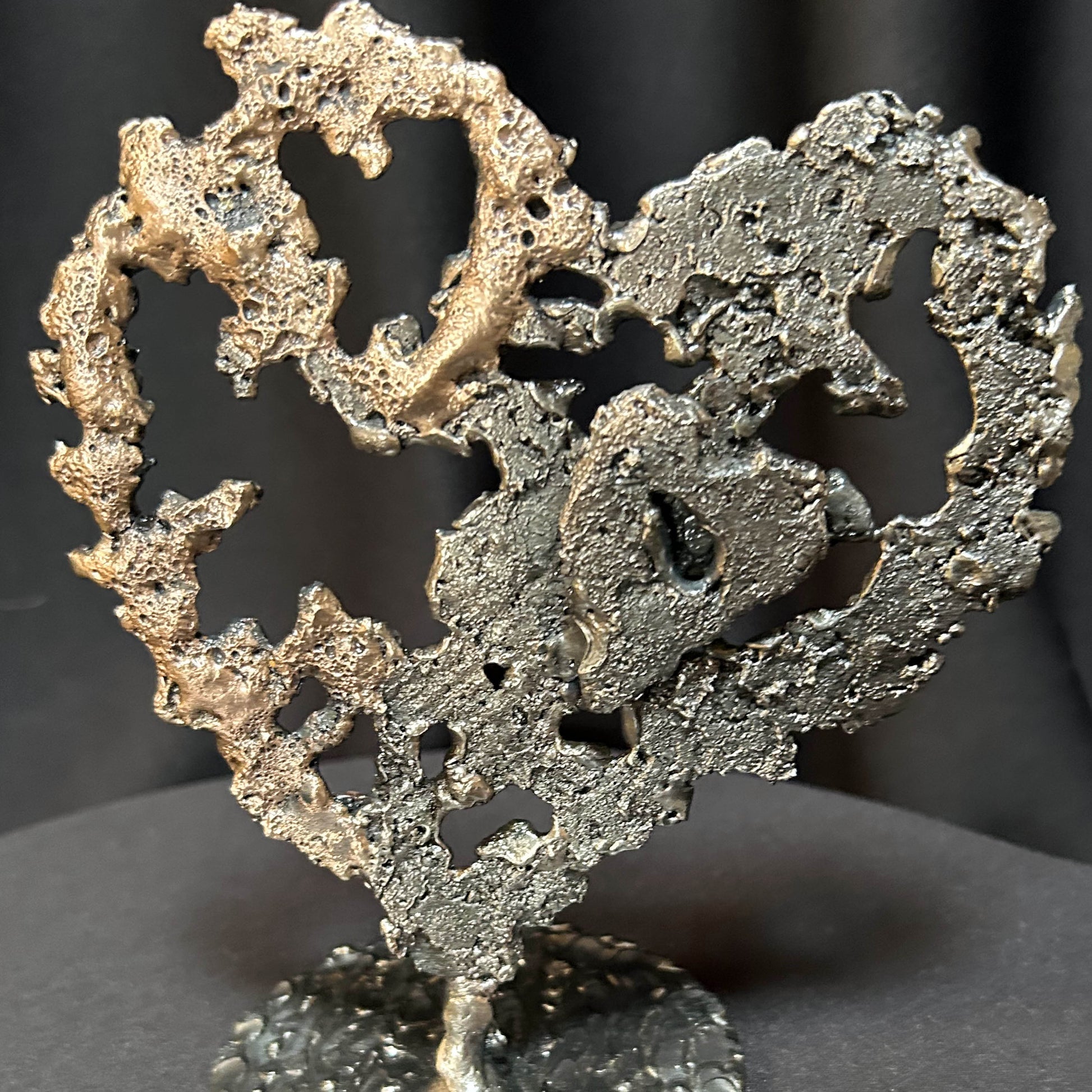 détail matière de la sculpture de Philippe Buil représentant un coeur en dentelle de métal