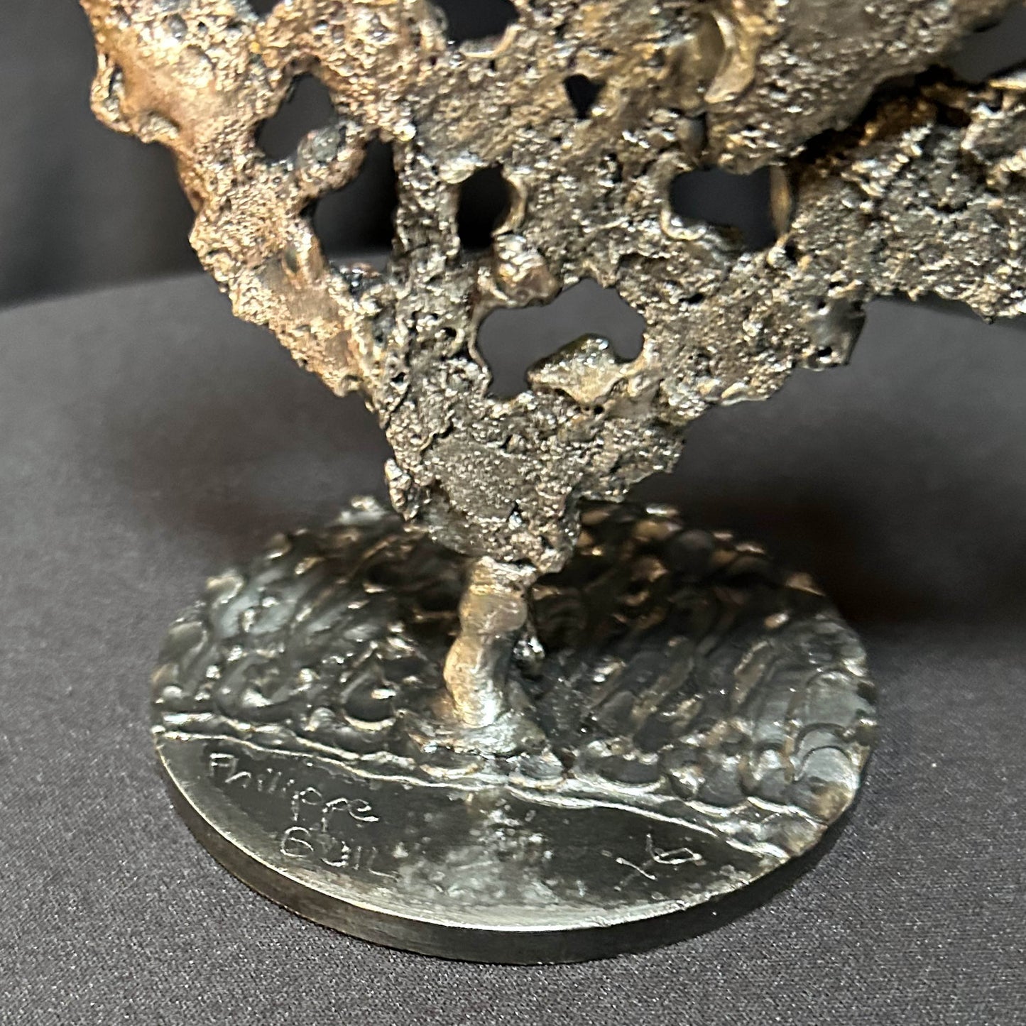signature gravée sur le socle de Philippe Buil pour sa sculpture représentant un coeur en acier et bronze