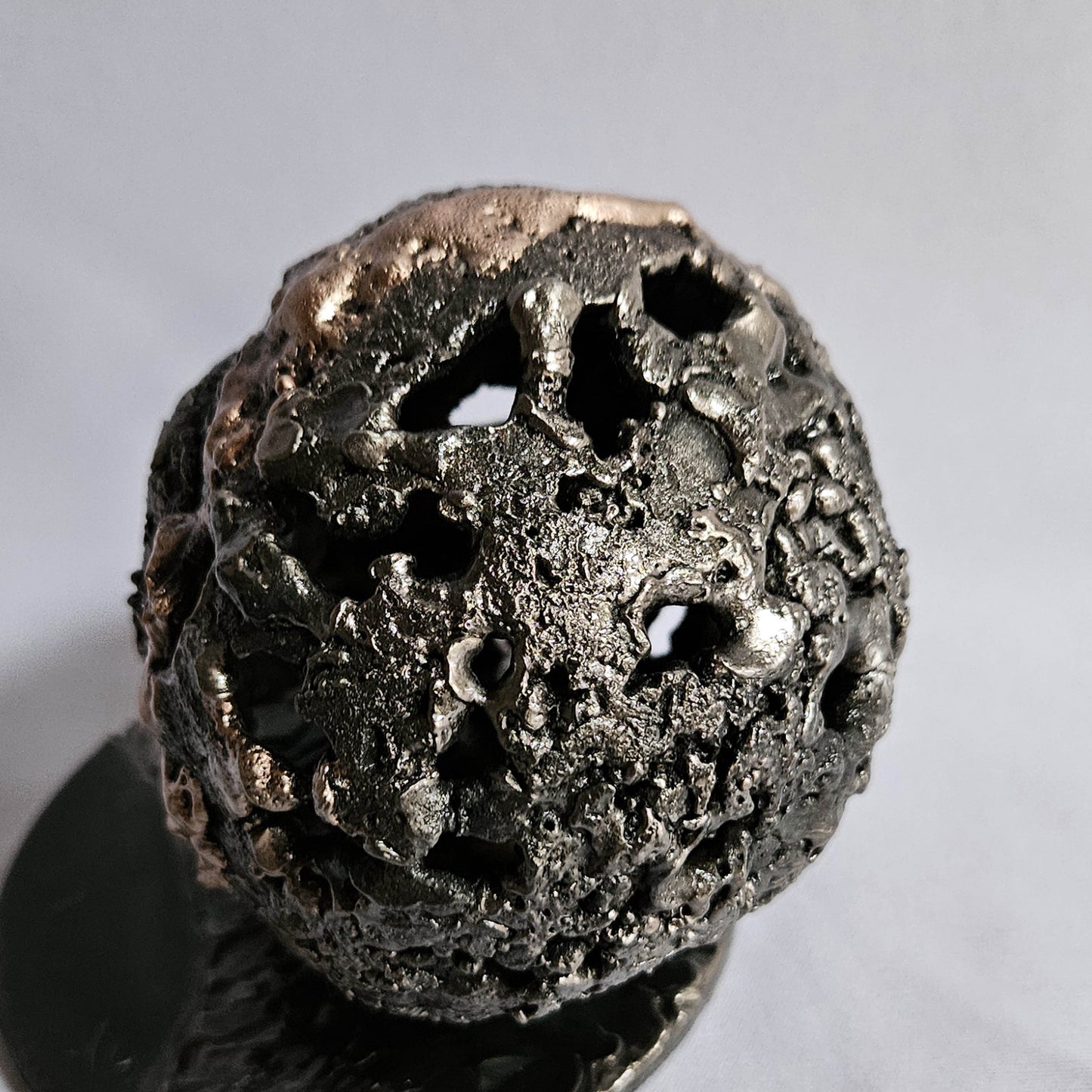 Crane 2-24 - Sculpture tete de mort metal dentelle acier et bronze