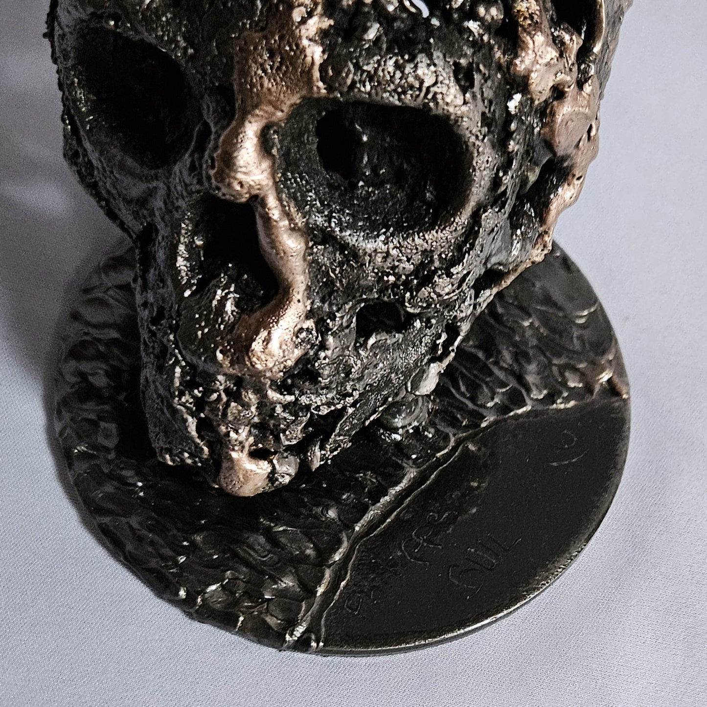 Crane 2-24 - Sculpture tete de mort metal dentelle acier et bronze