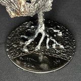 Sculpture en dentelle de métal représentant une tête de mort associée à une coquille Saint-Jacques, réalisée en acier et bronze par Philippe Buil.