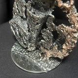 Signature de l'artiste Philippe Buil gravée sur le socle  de sa sculpture Le sillage du Violon