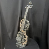 Vu de profil sculpture violon en dentelle de métal bronze et acier – Le sillage du Violon, œuvre unique de Philippe Buil