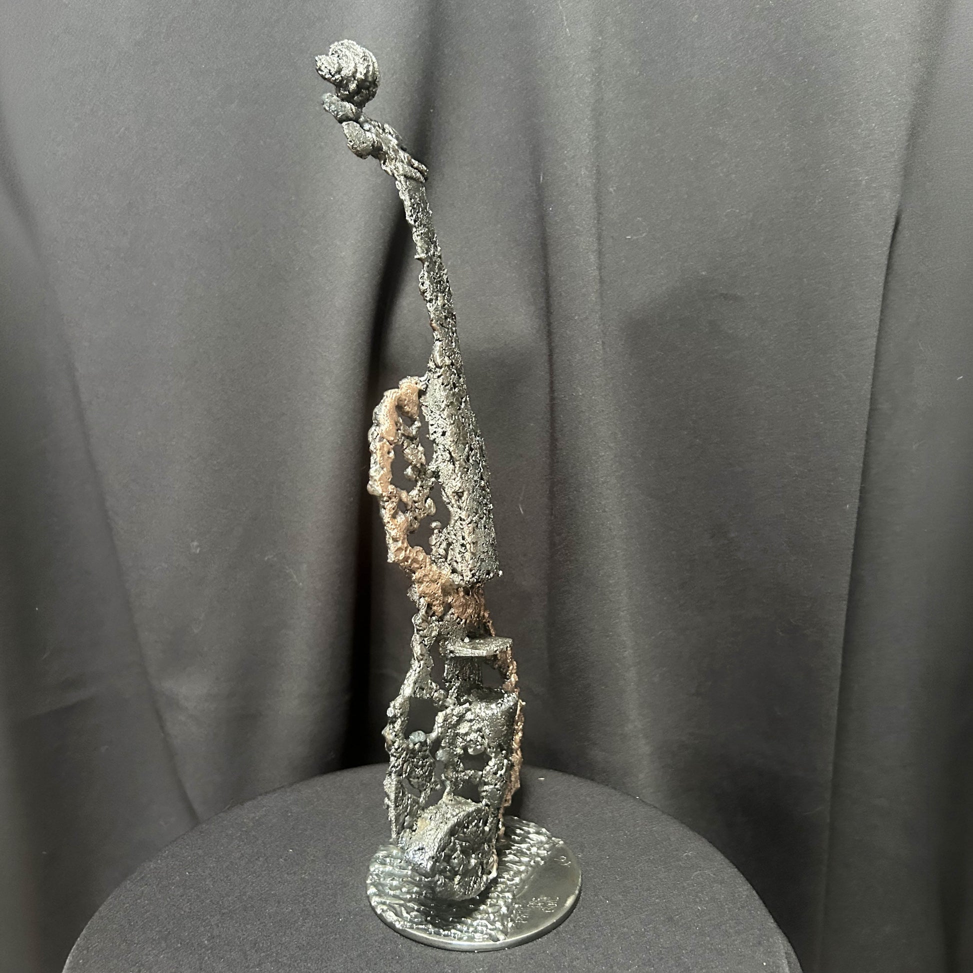 vue de profil sculpture contemporaine d'un violon en étal par Philippe buil, sculpteur