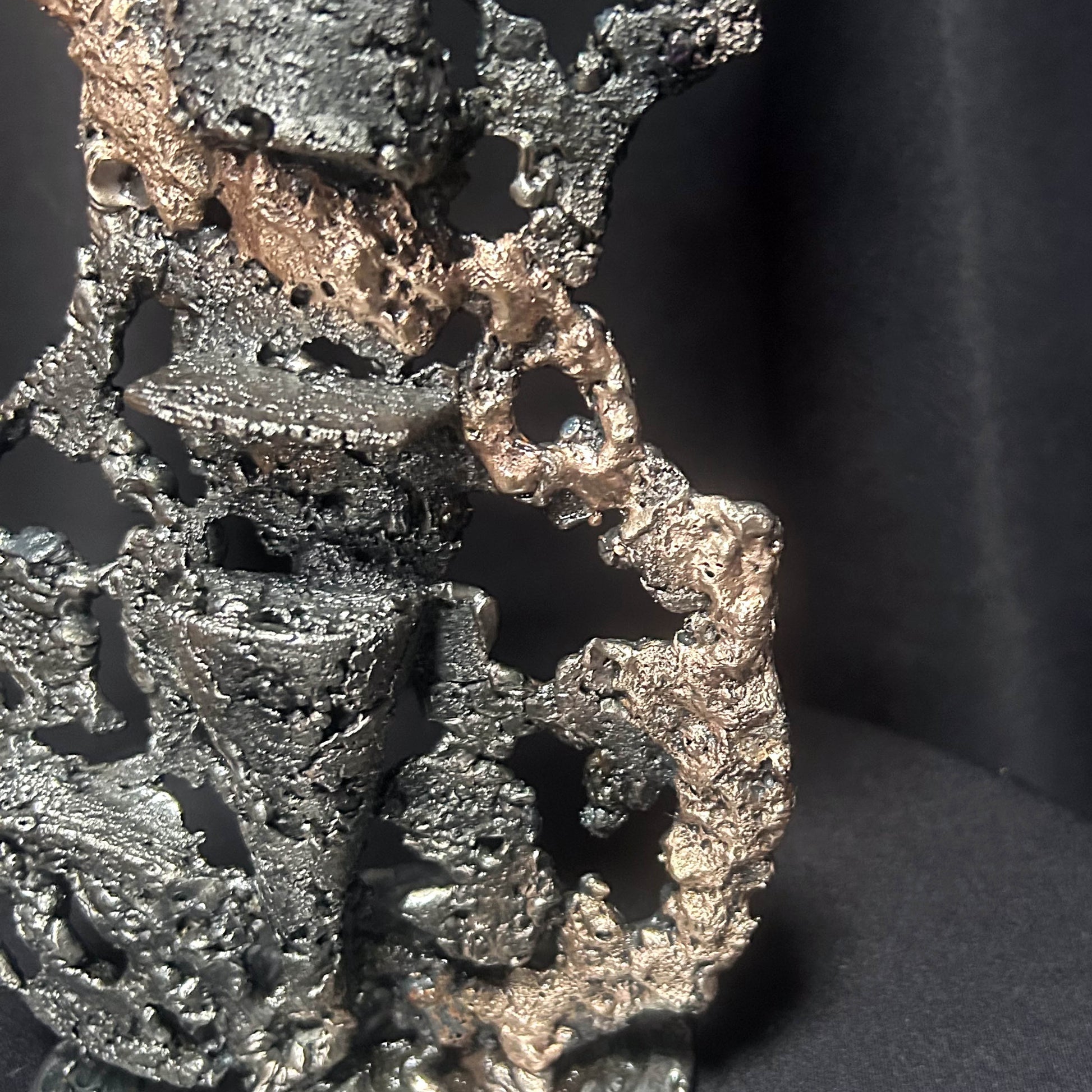 Le bronze coule autour de l'acier sur la parti basse de la sculpture le sillage du violon de Philippe Buil