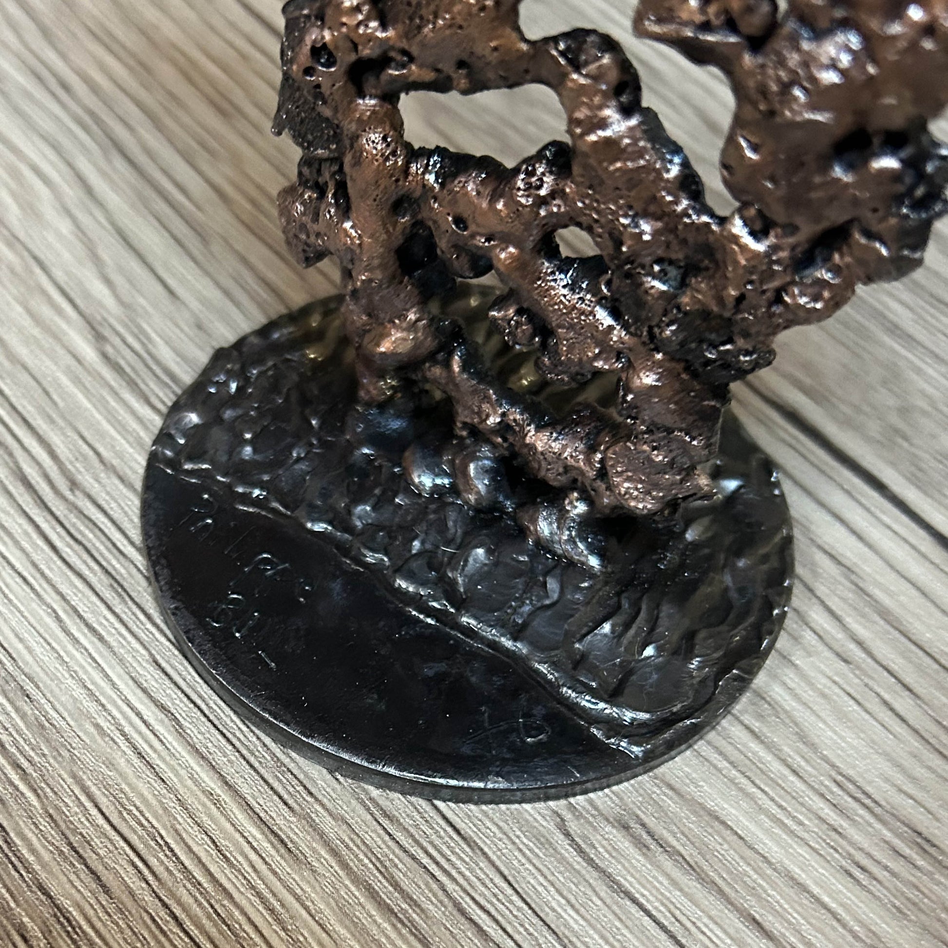 Sculpture artistique crâne en bronze et acier - Socle signé par l'artiste