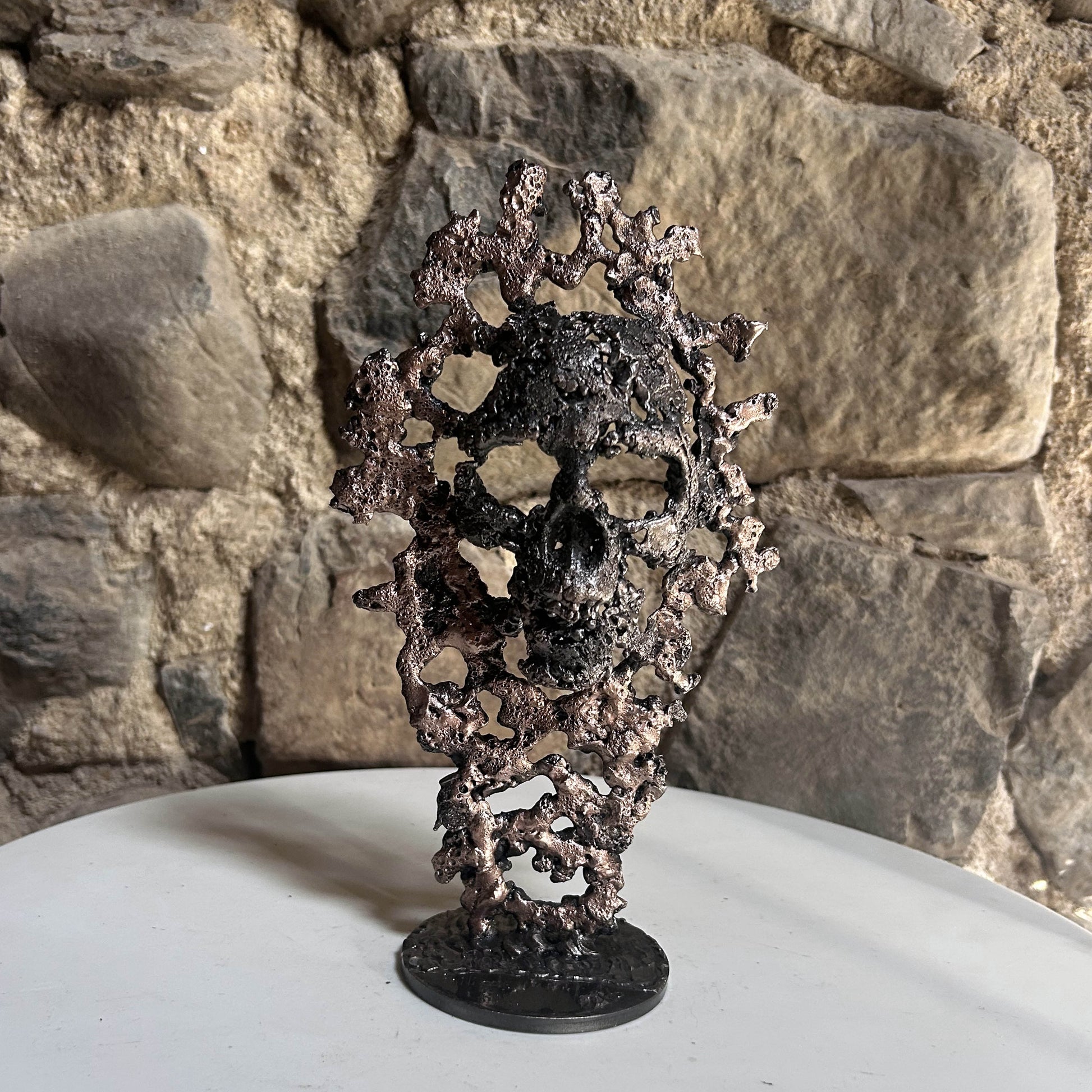 Sculpture artistique crâne en bronze et acier
