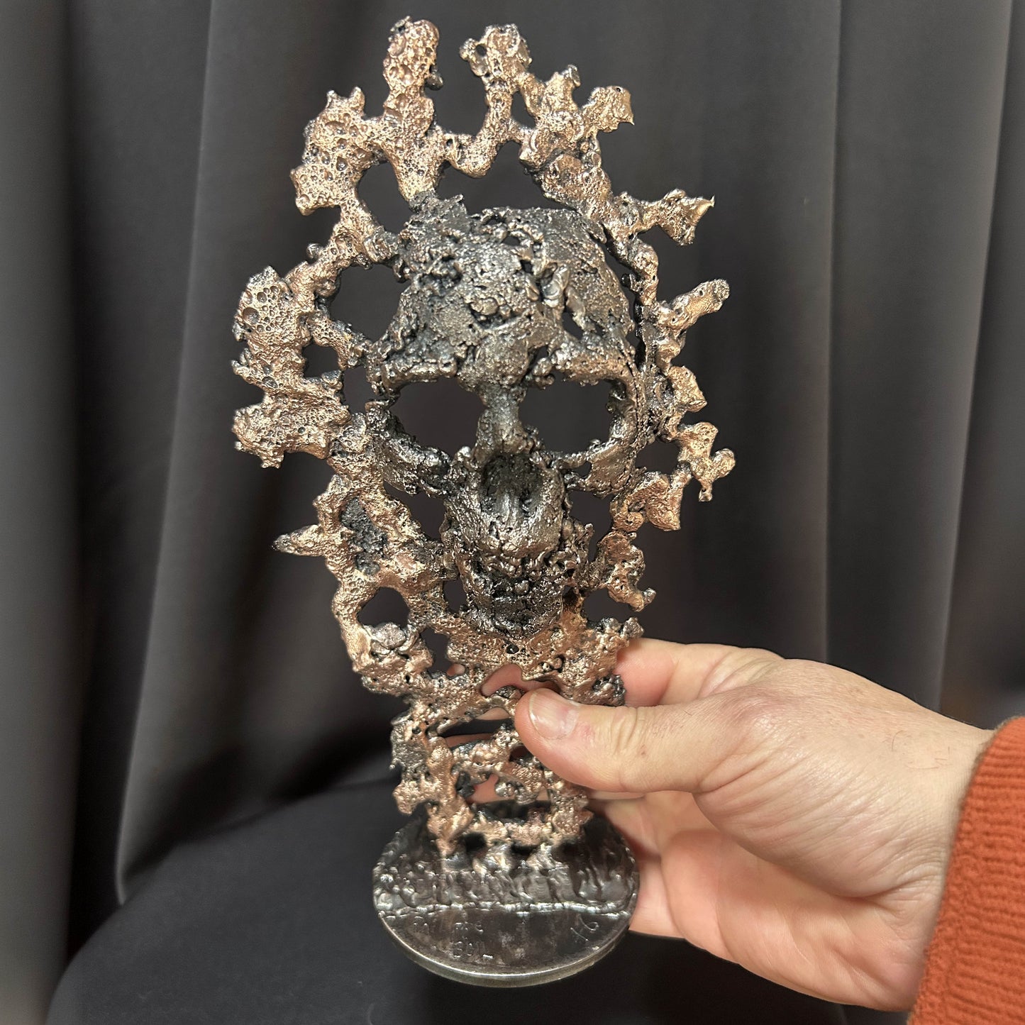 Sculpture crâne contemporain en dentelle de métal