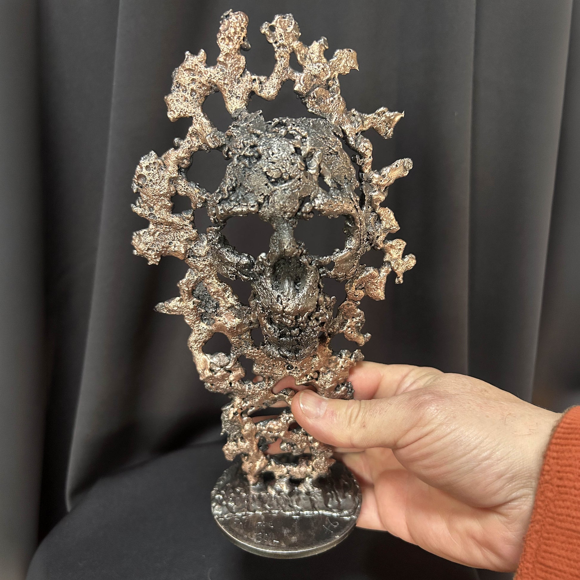 Sculpture crâne contemporain en dentelle de métal