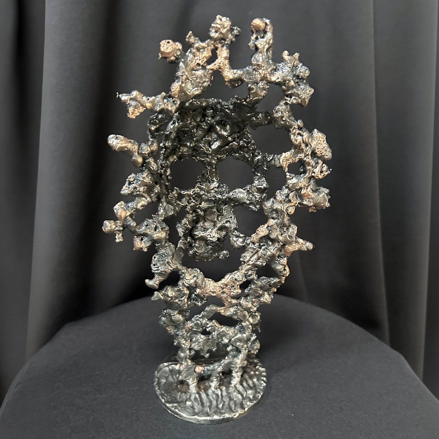 Tête de mort artistique en acier ajouré et bronze - vue arrière