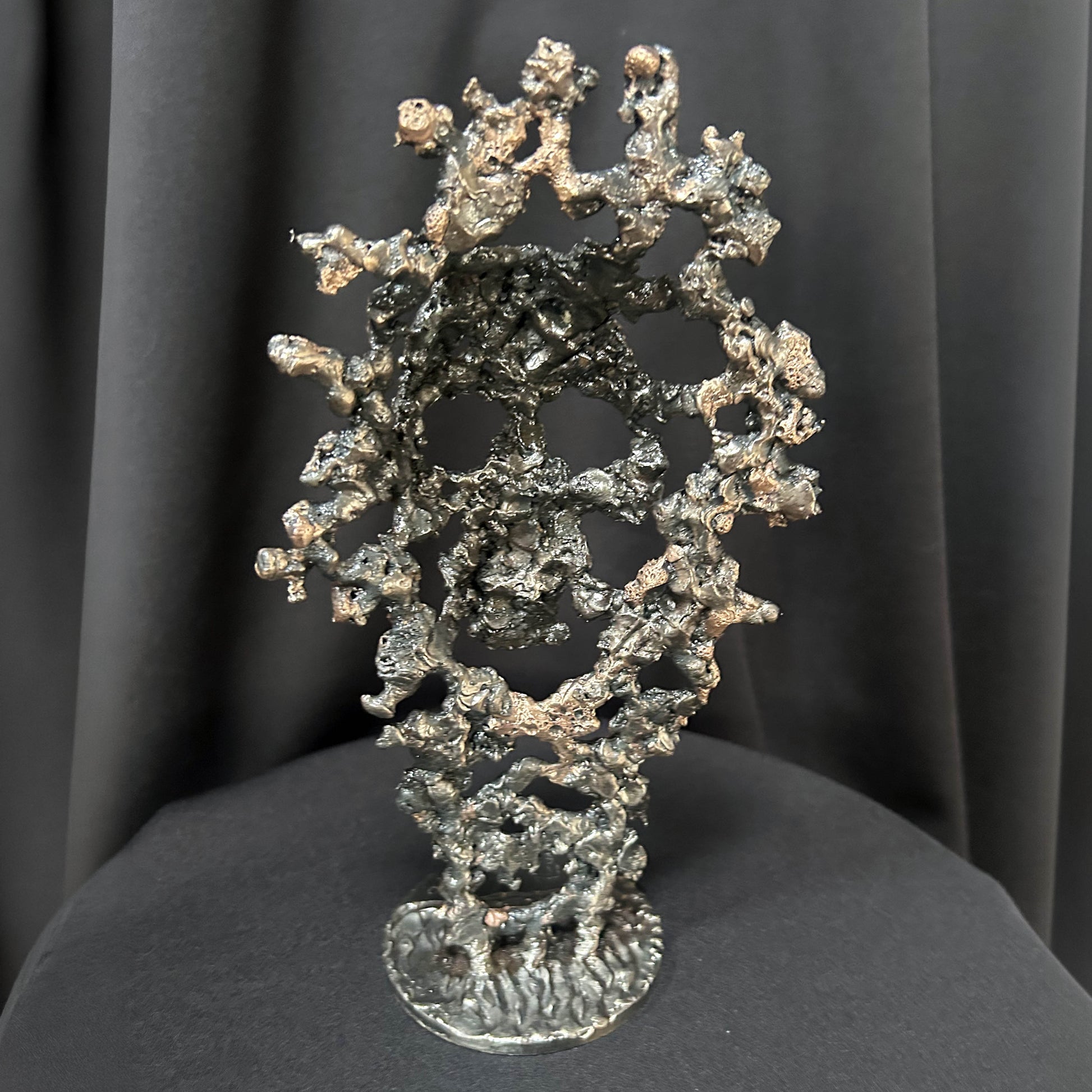 Tête de mort artistique en acier ajouré et bronze - vue arrière