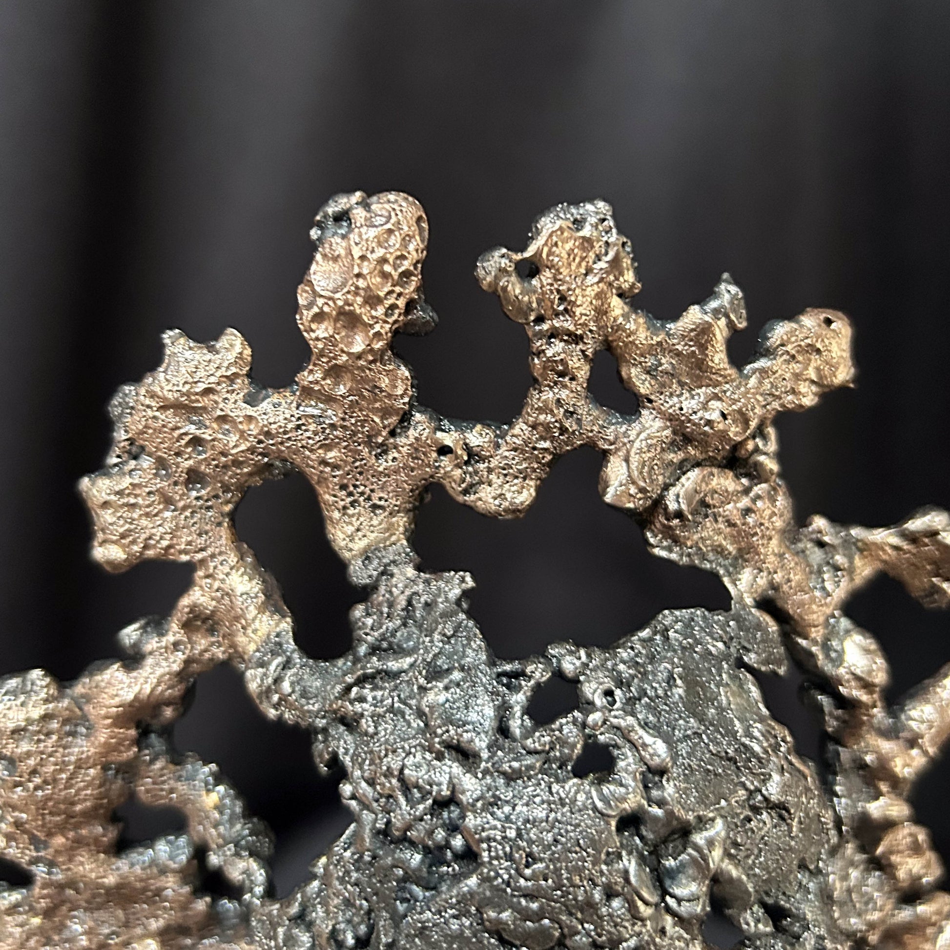Sculpture contemporaine en acier et bronze texturé - zoom matière