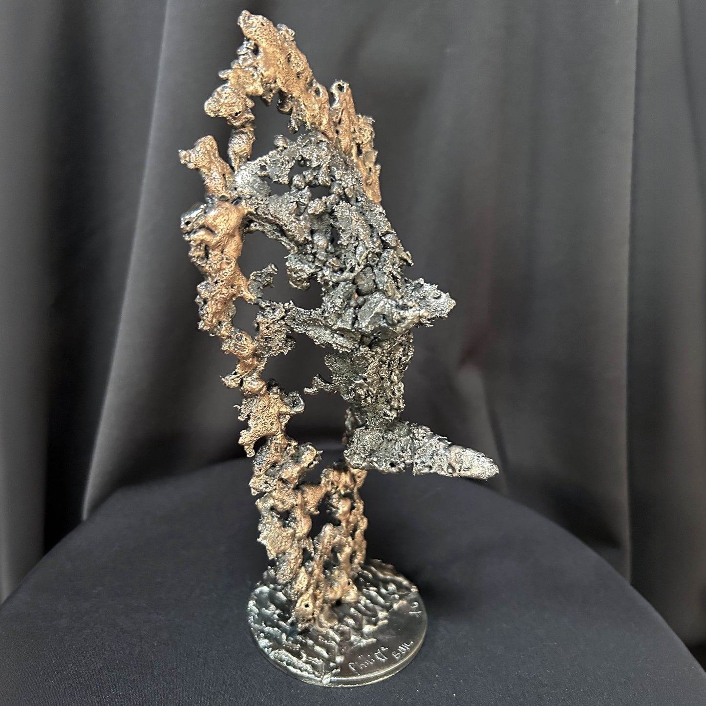 Œuvre contemporaine rhinocéros en acier brut et dentelle de bronze