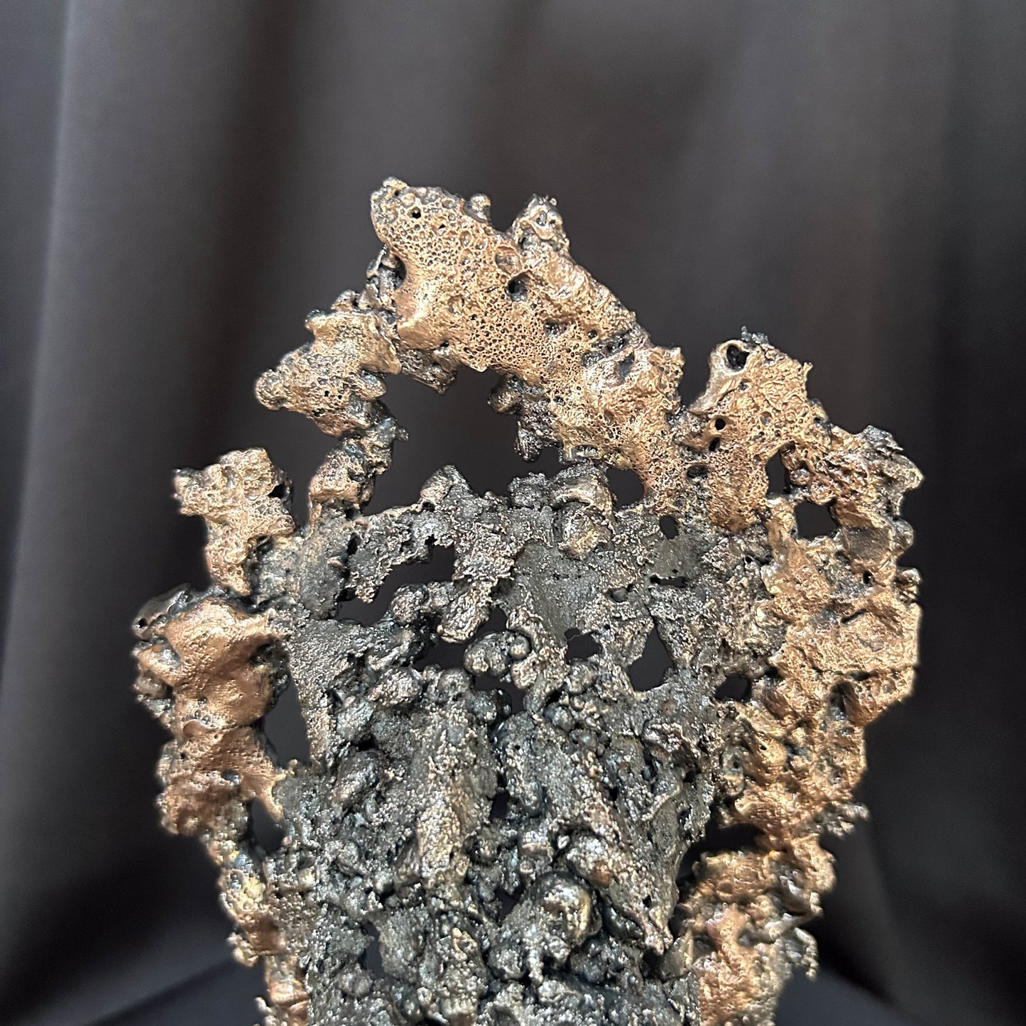 Détail de texture acier et bronze d’une sculpture rhinocéros contemporaine