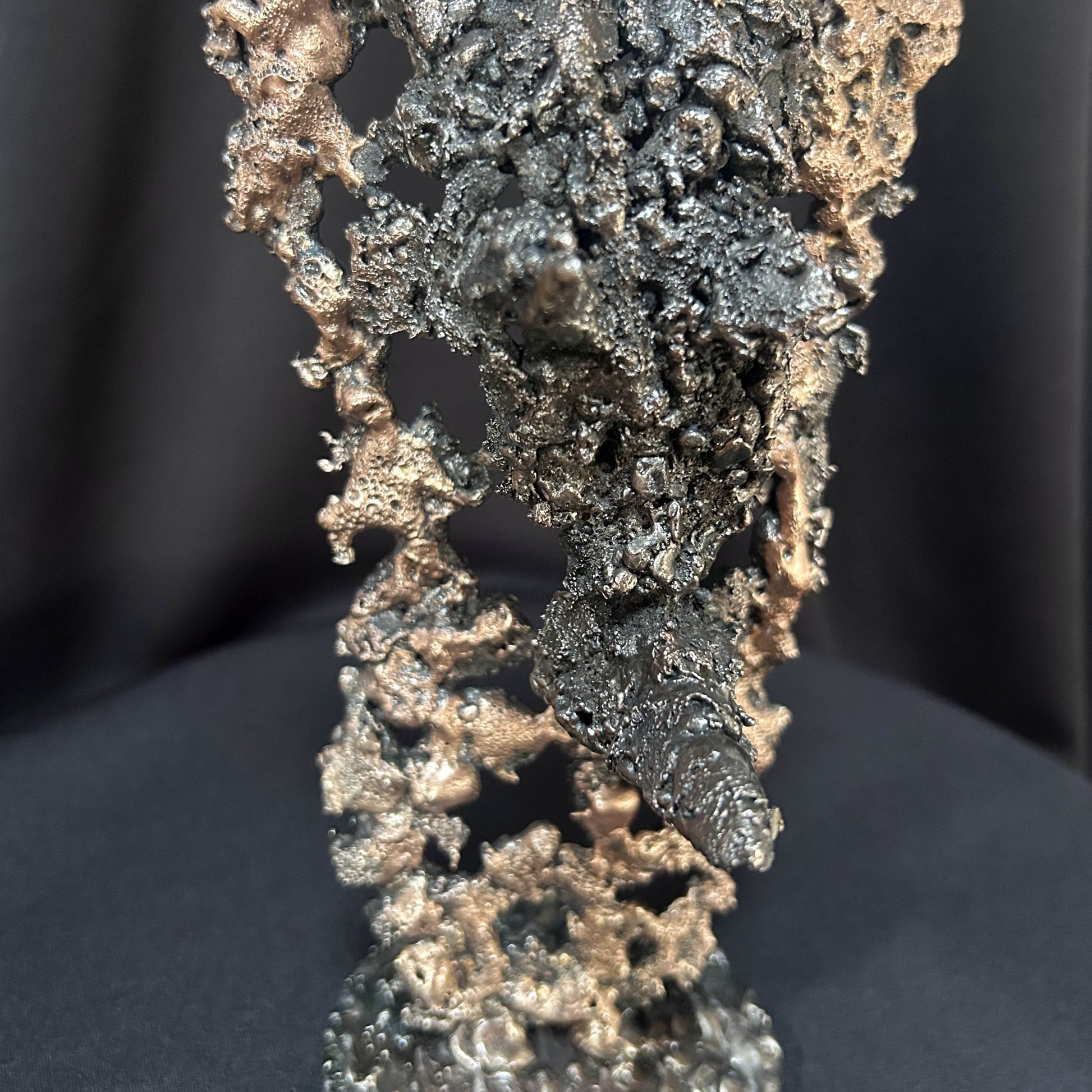 Détail de texture acier et bronze d’une sculpture rhinocéros contemporaine