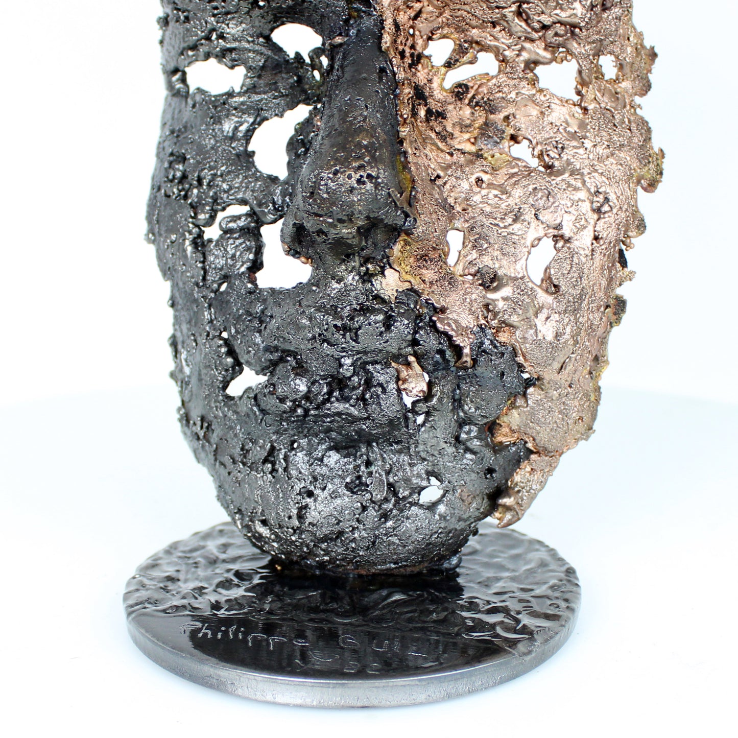 Cette sculpture représente un visage humain, créé avec une technique de dentelle de métal unique.