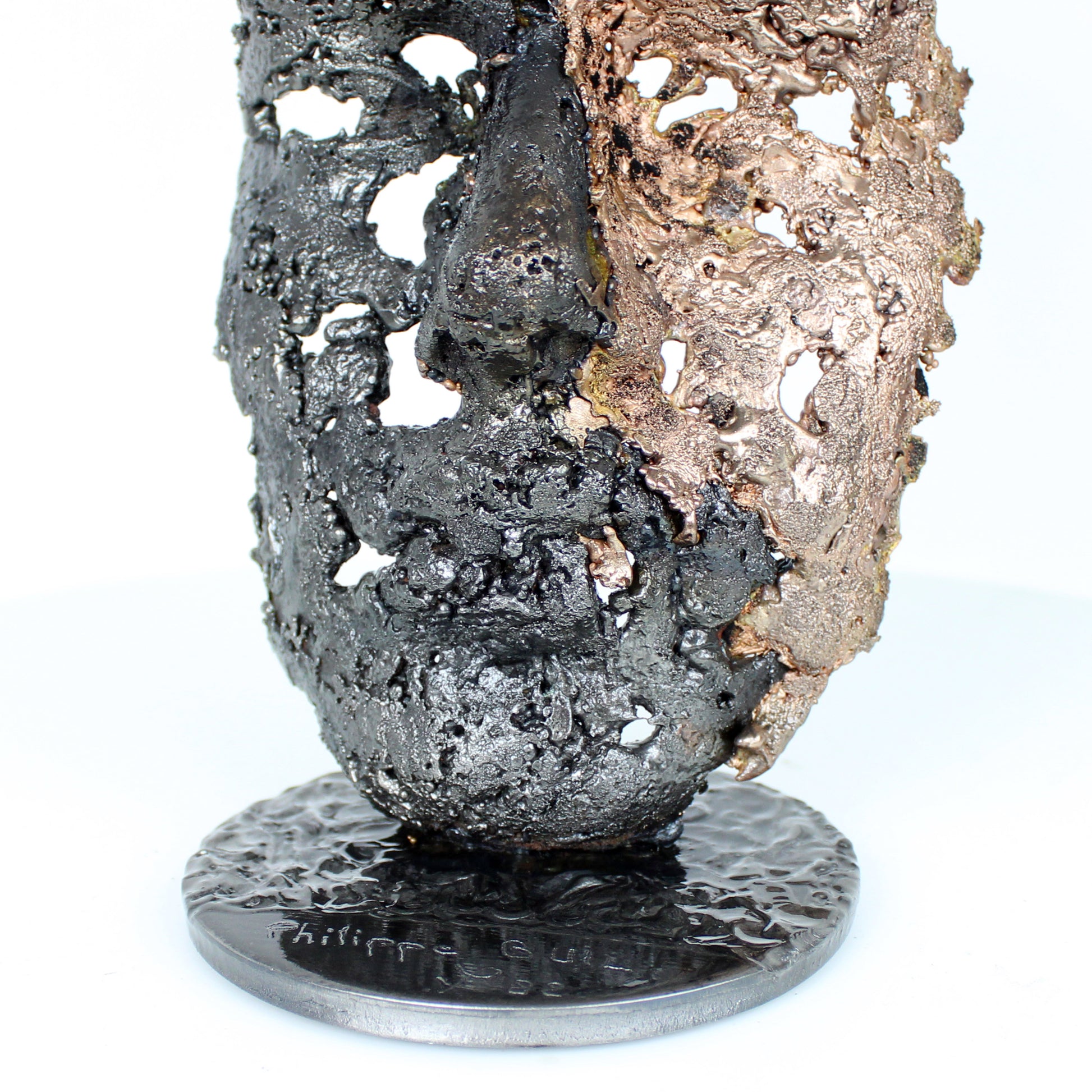 Cette sculpture représente un visage humain, créé avec une technique de dentelle de métal unique.