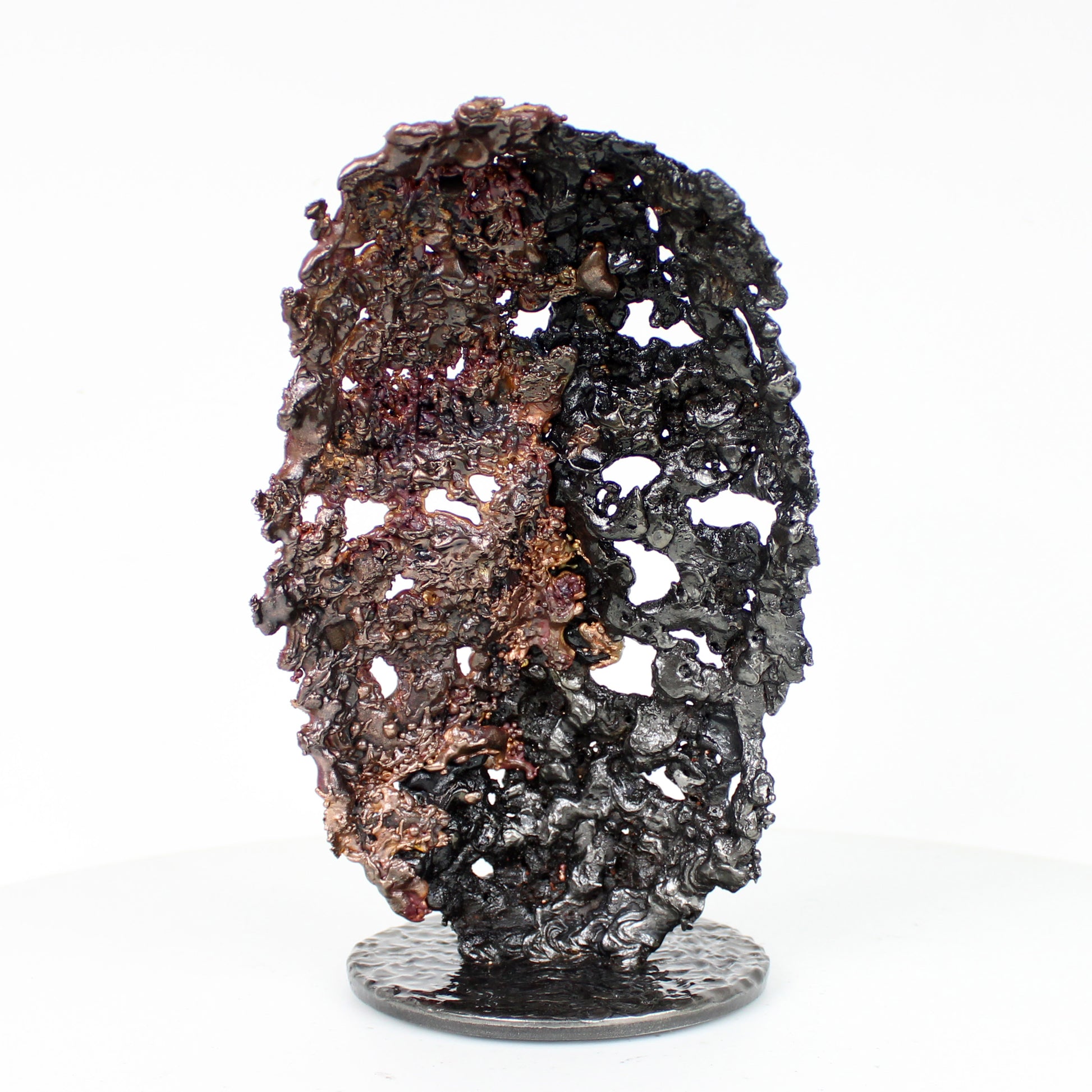 Cette sculpture représente un visage humain, créé avec une technique de dentelle de métal unique.