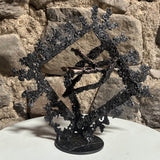 Sculpture en dentelle d'acier et bronze Les Carrés du Secret par Philippe Buil, vue de face