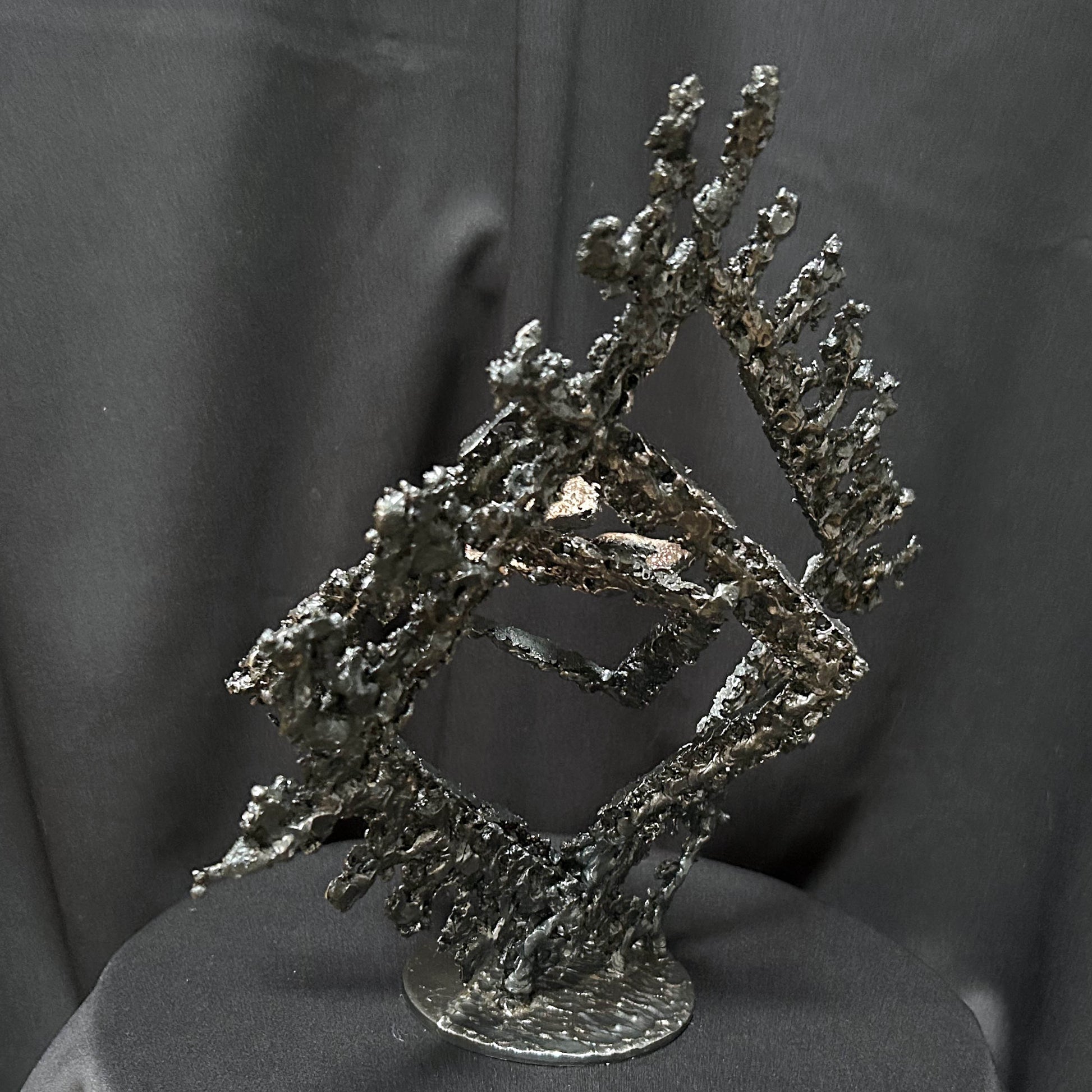 vue arrière de la dentelle d'acier de la sculpture Les Carrés du Secret par Philippe Buil
