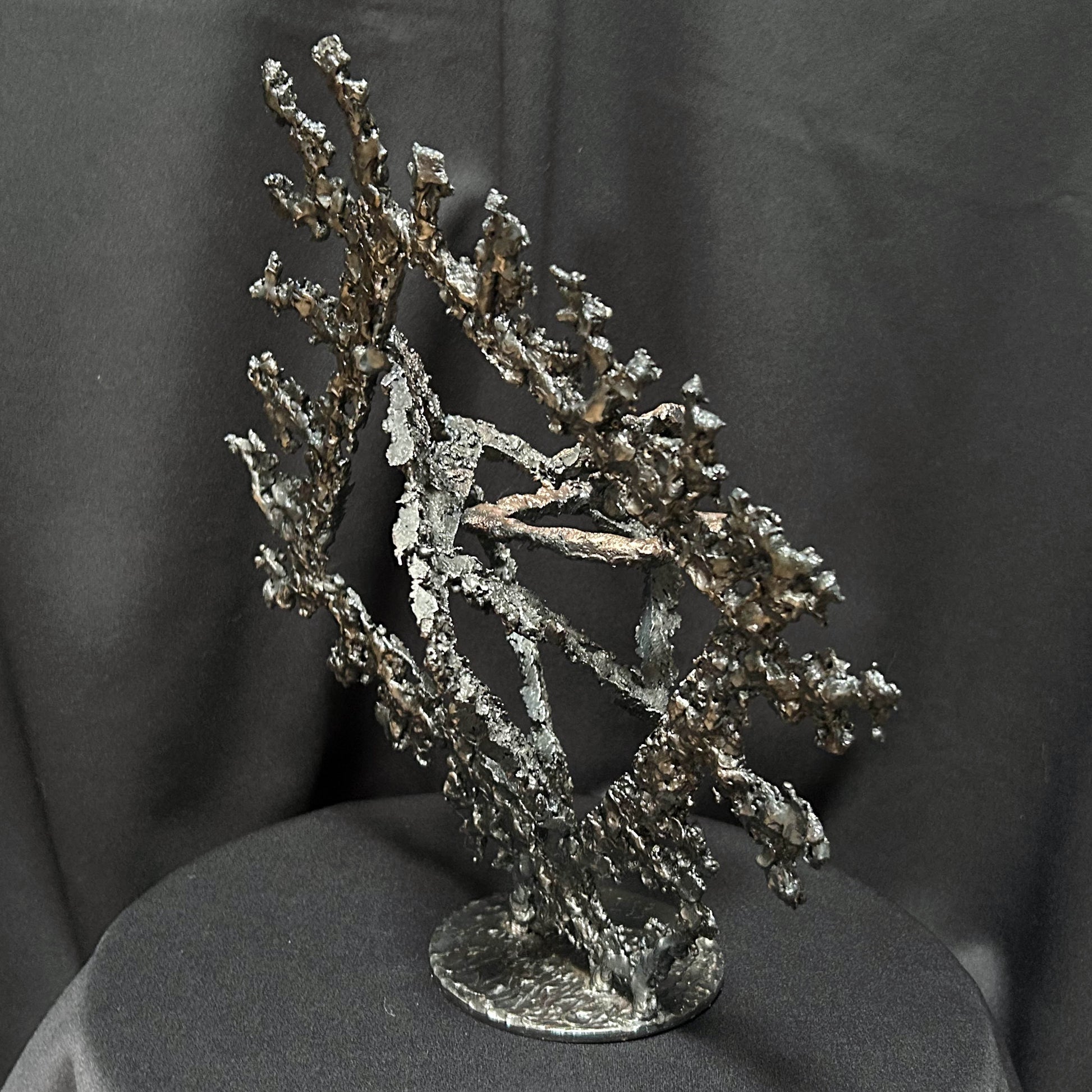 Sculpture contemporaine géométrique en dentelle d’acier