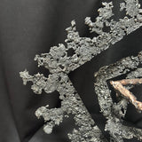 Gros plan sur la fusion du bronze et de l'acier créant une texture de dentelle métallique.