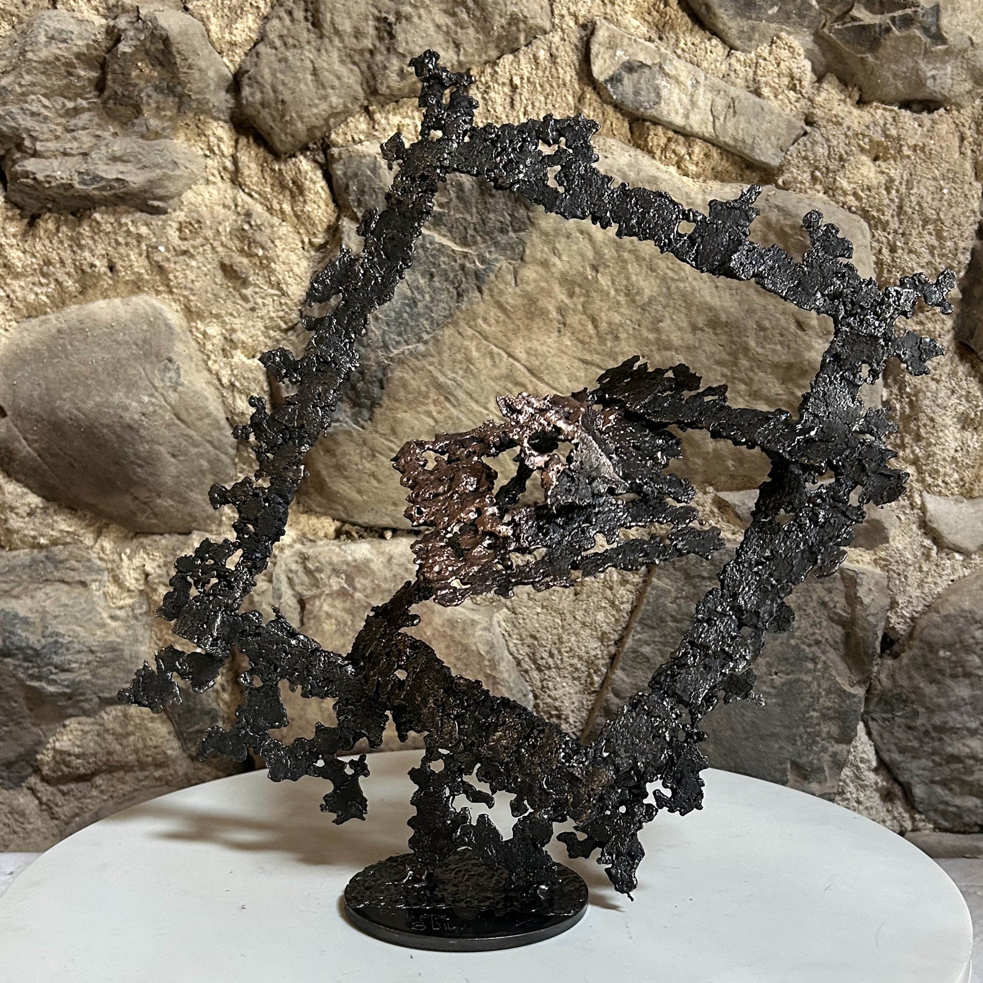 Sculpture Le Diamant du Seuil en dentelle de métal, carrés imbriqués en acier et bronze