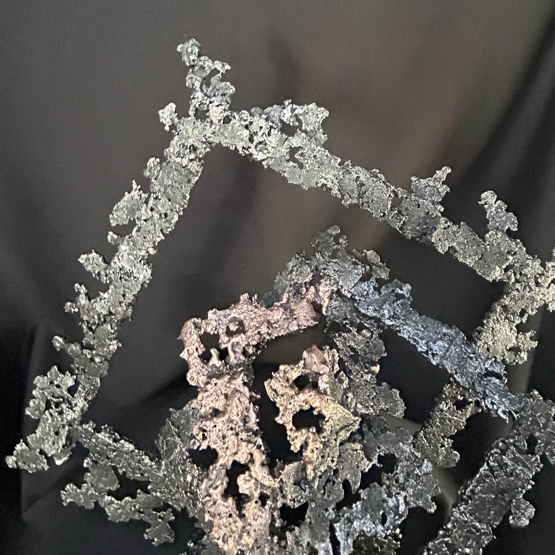 « Vue de dessus de la sculpture Le Diamant du Seuil, diamant formé par la rotation des quatre carrés. »