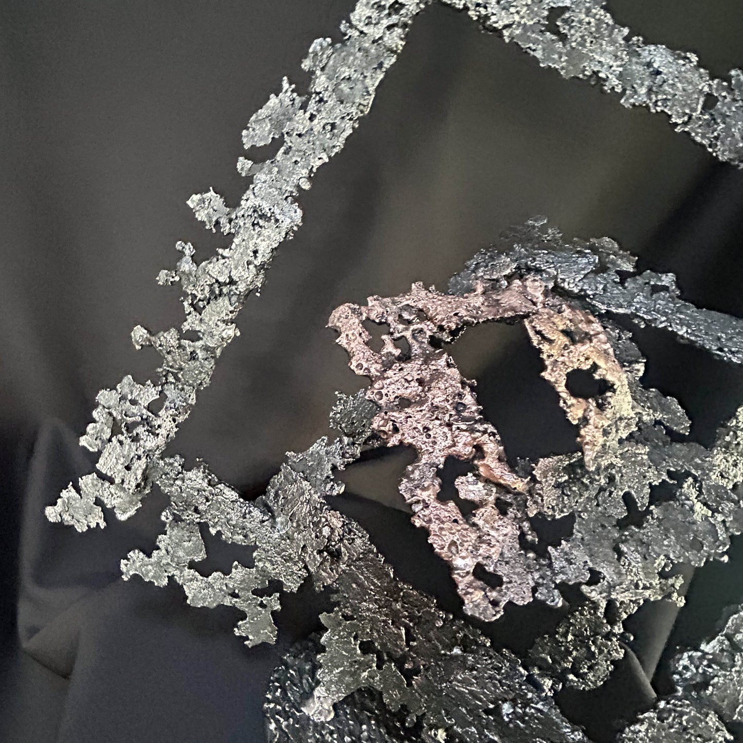 « Sculpture contemporaine Le Diamant du Seuil sur socle, jeu d’ombres et de vides dans la dentelle de métal. »