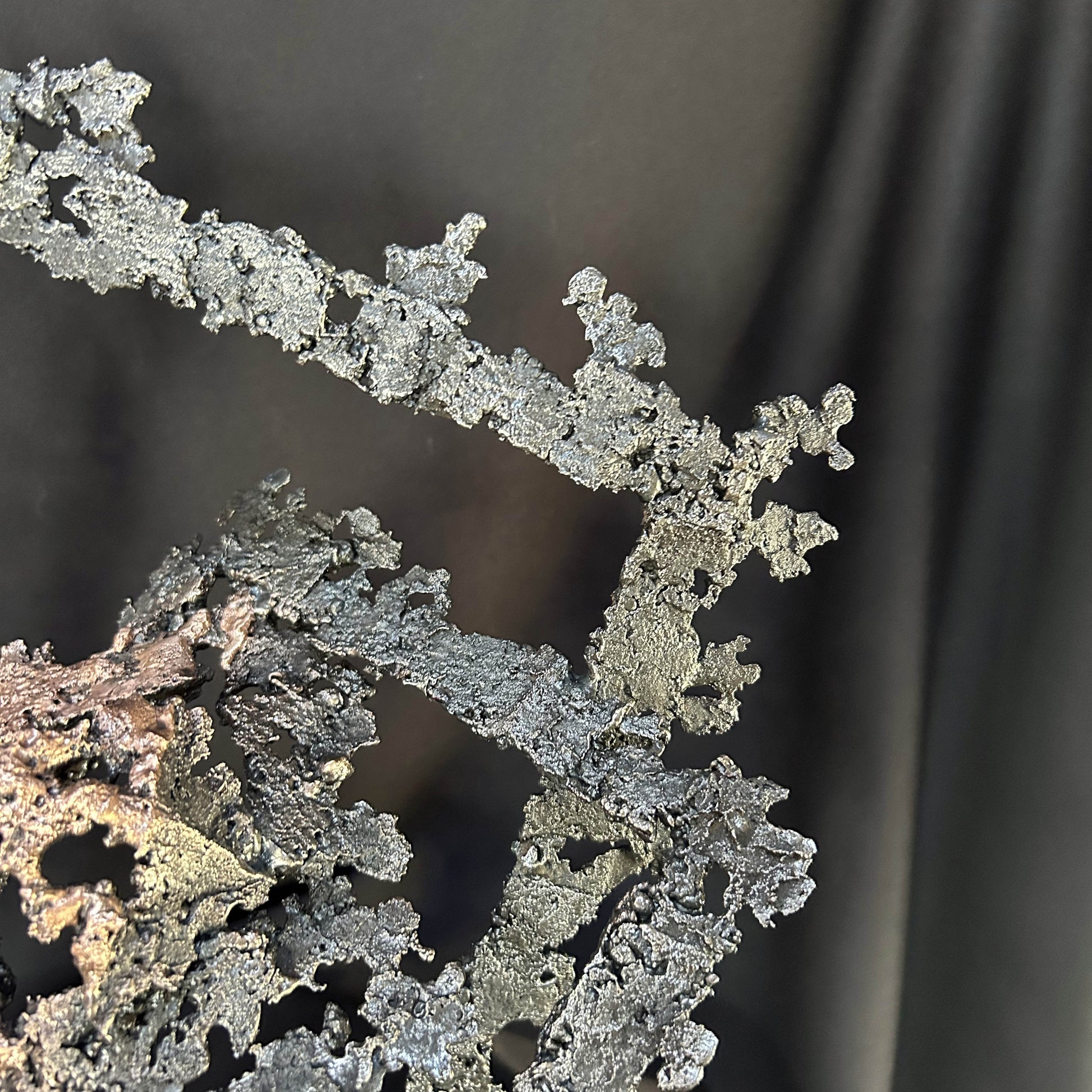 sculpture géométrique contemporaine acier