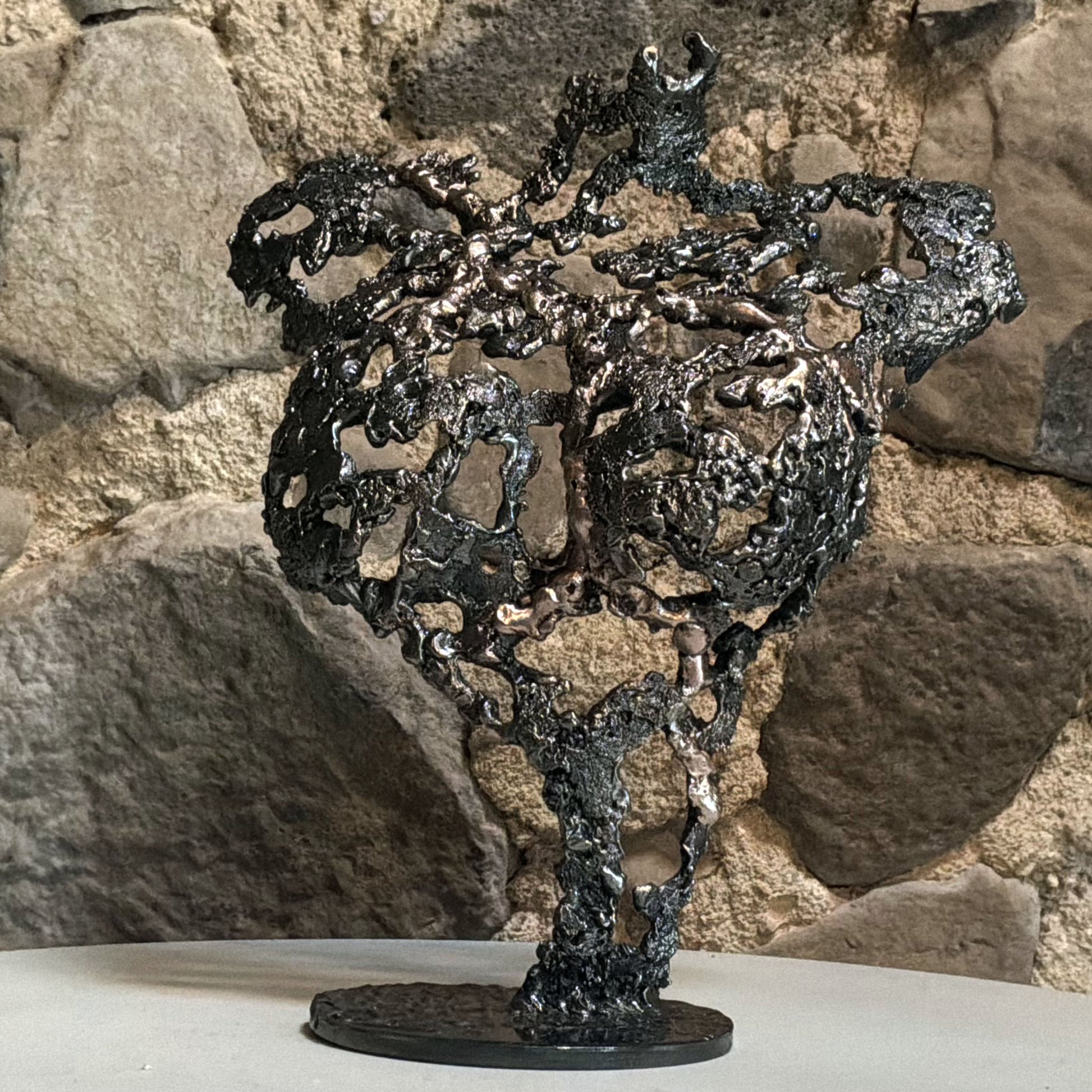 Sculpture corps petite taille en dentelle de métal dans un intérieur contemporain