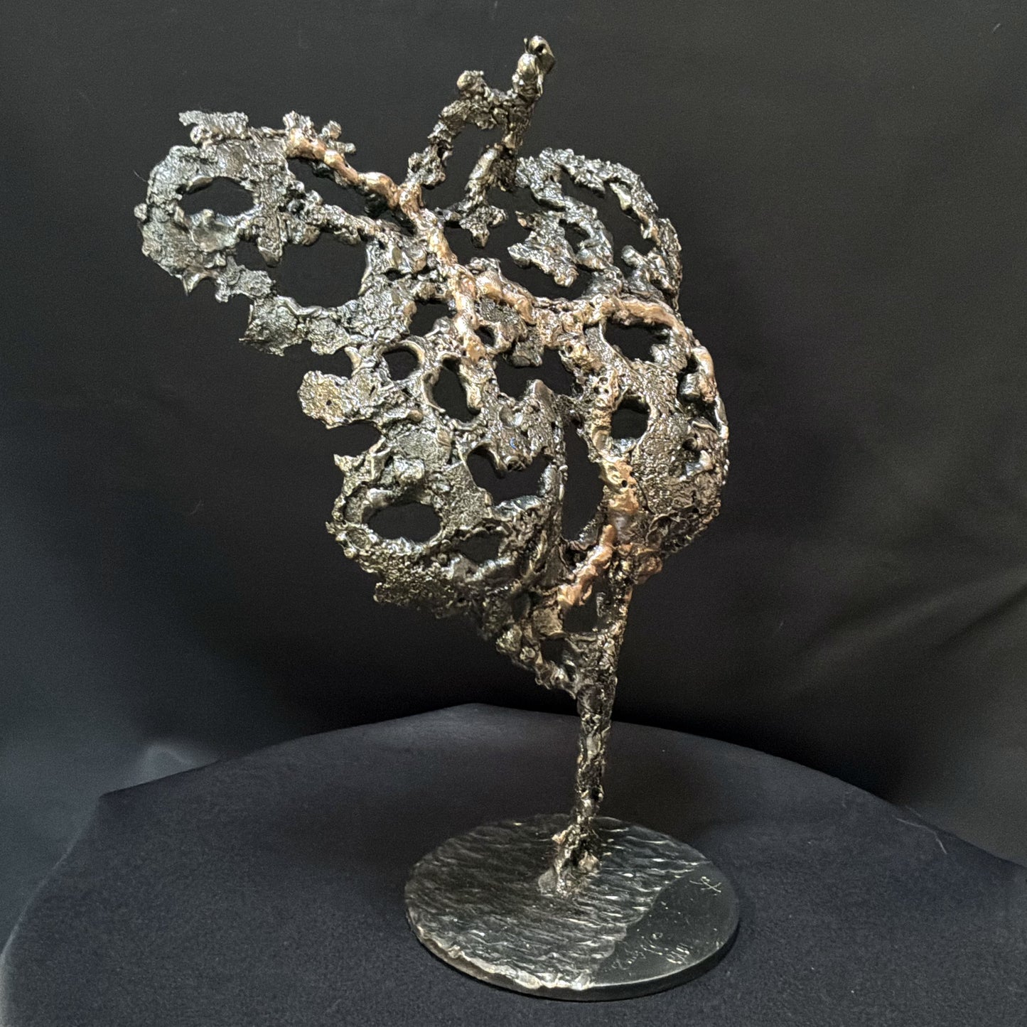 Profil de sculpture féminine contemporaine en acier et bronze signée Philippe Buil