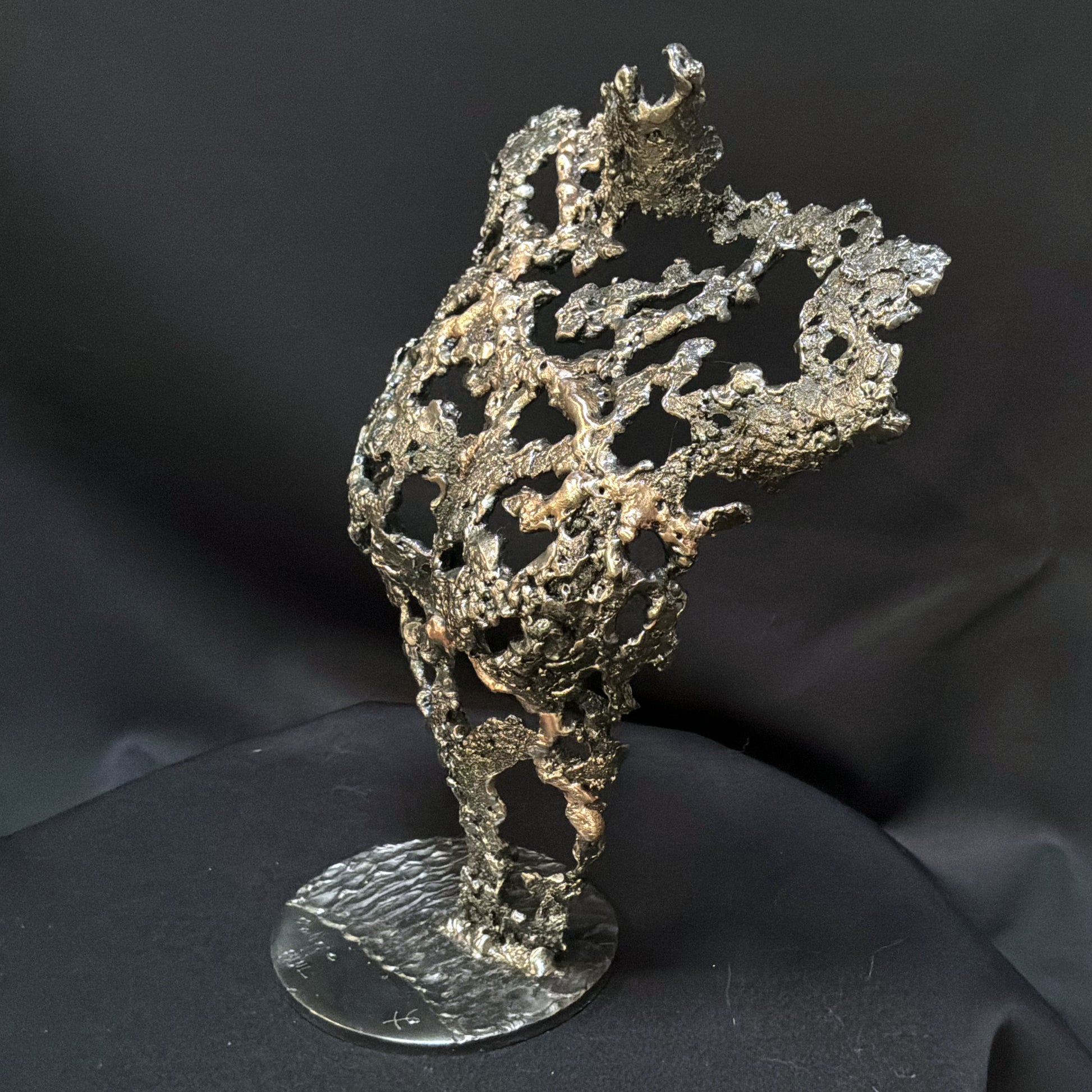 Profil de sculpture féminine contemporaine en acier et bronze signée Philippe Buil