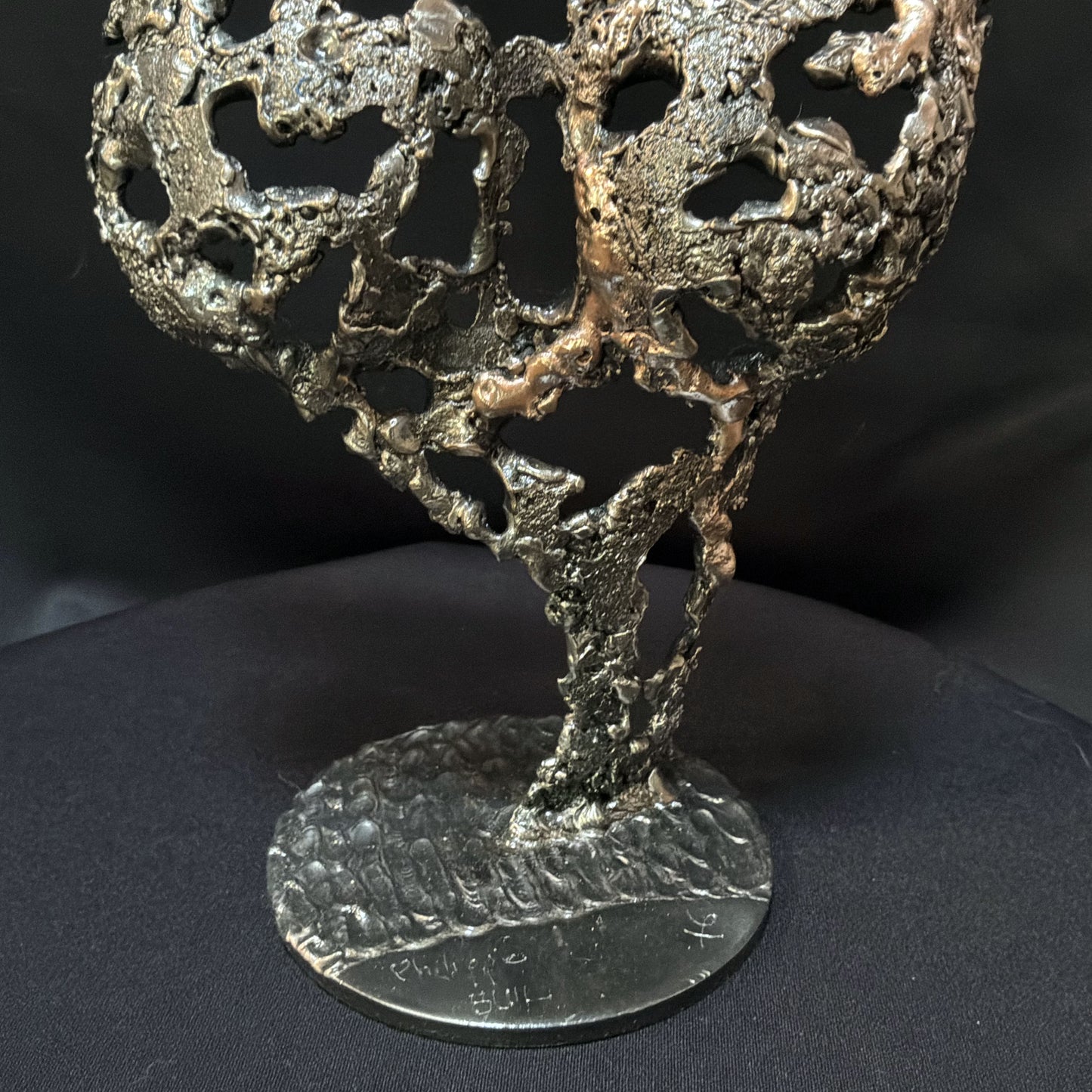 Détail de la texture organique en acier et bronze de la sculpture Pavarti Éclosion